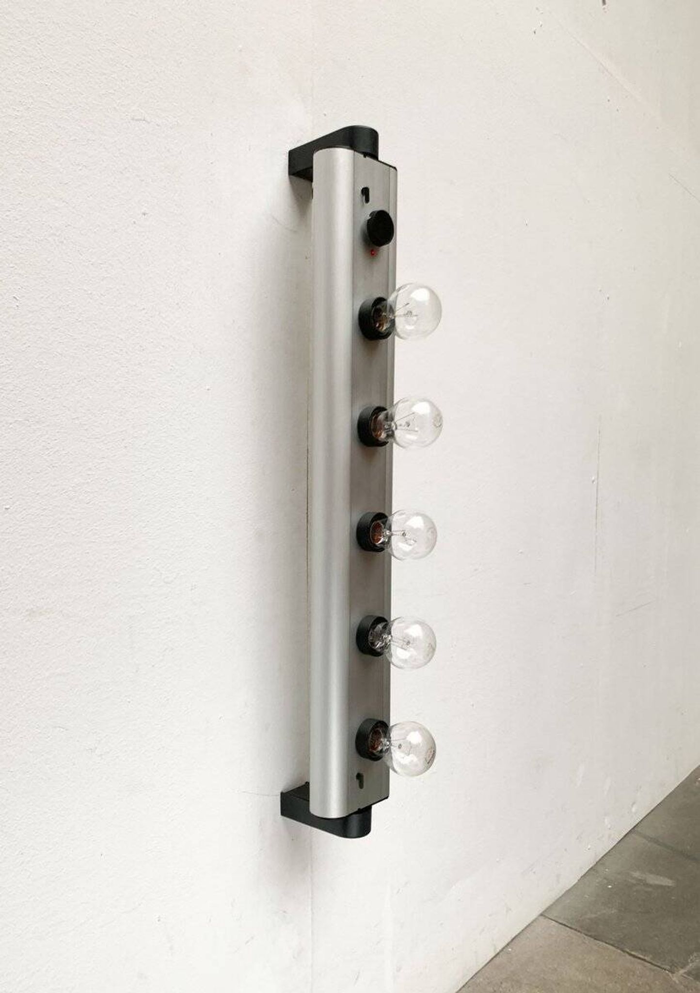 Postmodern Italian wall lamp Aton Barra by Ernesto Gismondi for Artemide, 1980s.
