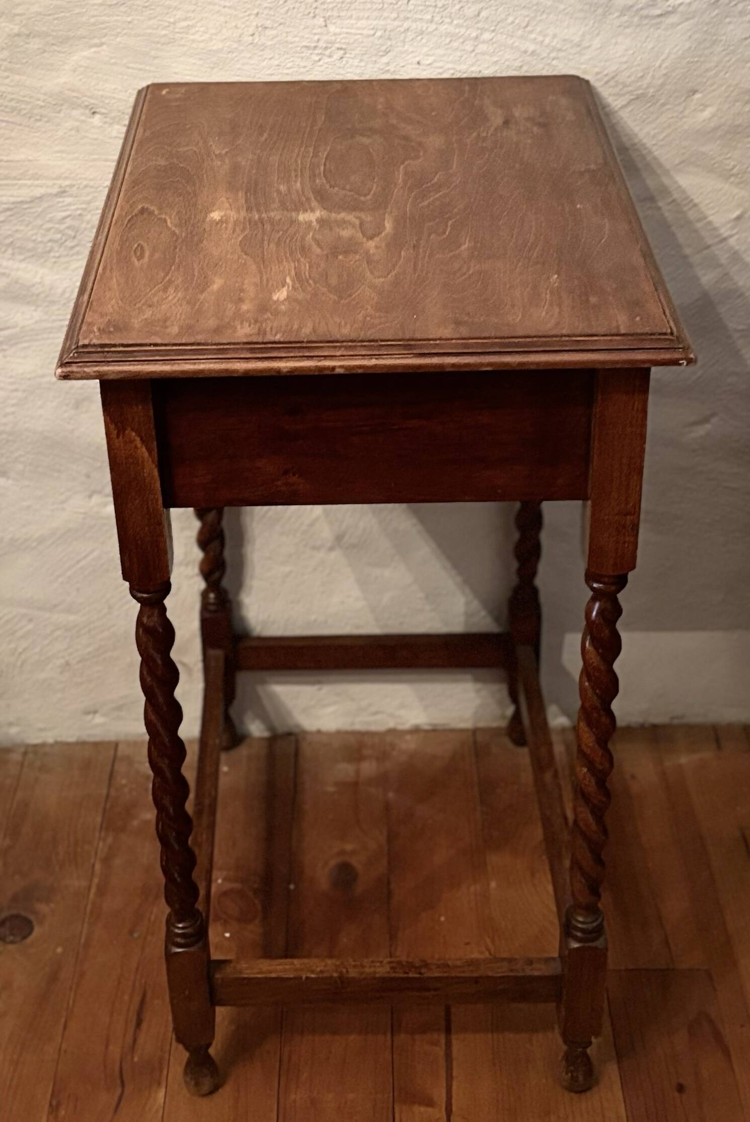 Small vintage side/bedside table from the 1940s – Wood with twisted legs