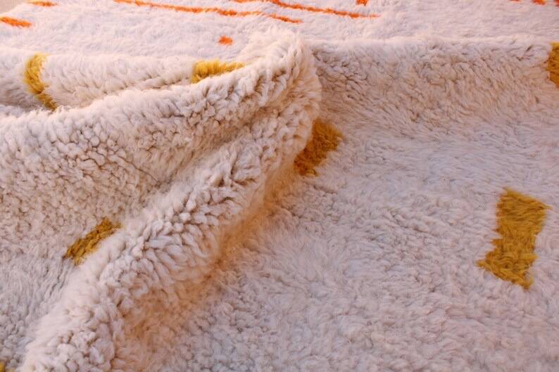 Tapis en laine marocaine de oued zam motifs colorés taille 150 x 250 cm