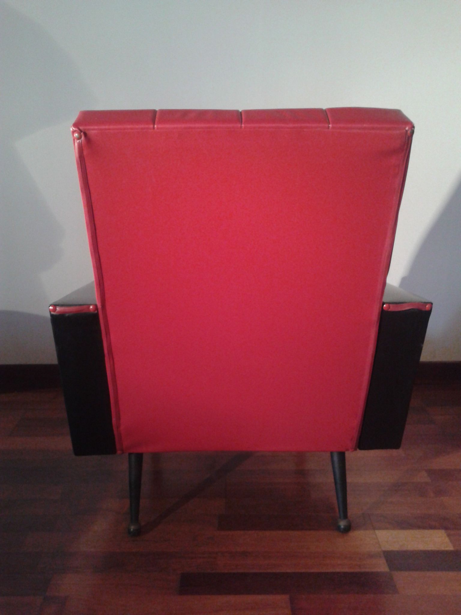 Paire de fauteuils vintage en skaï rouge et noir