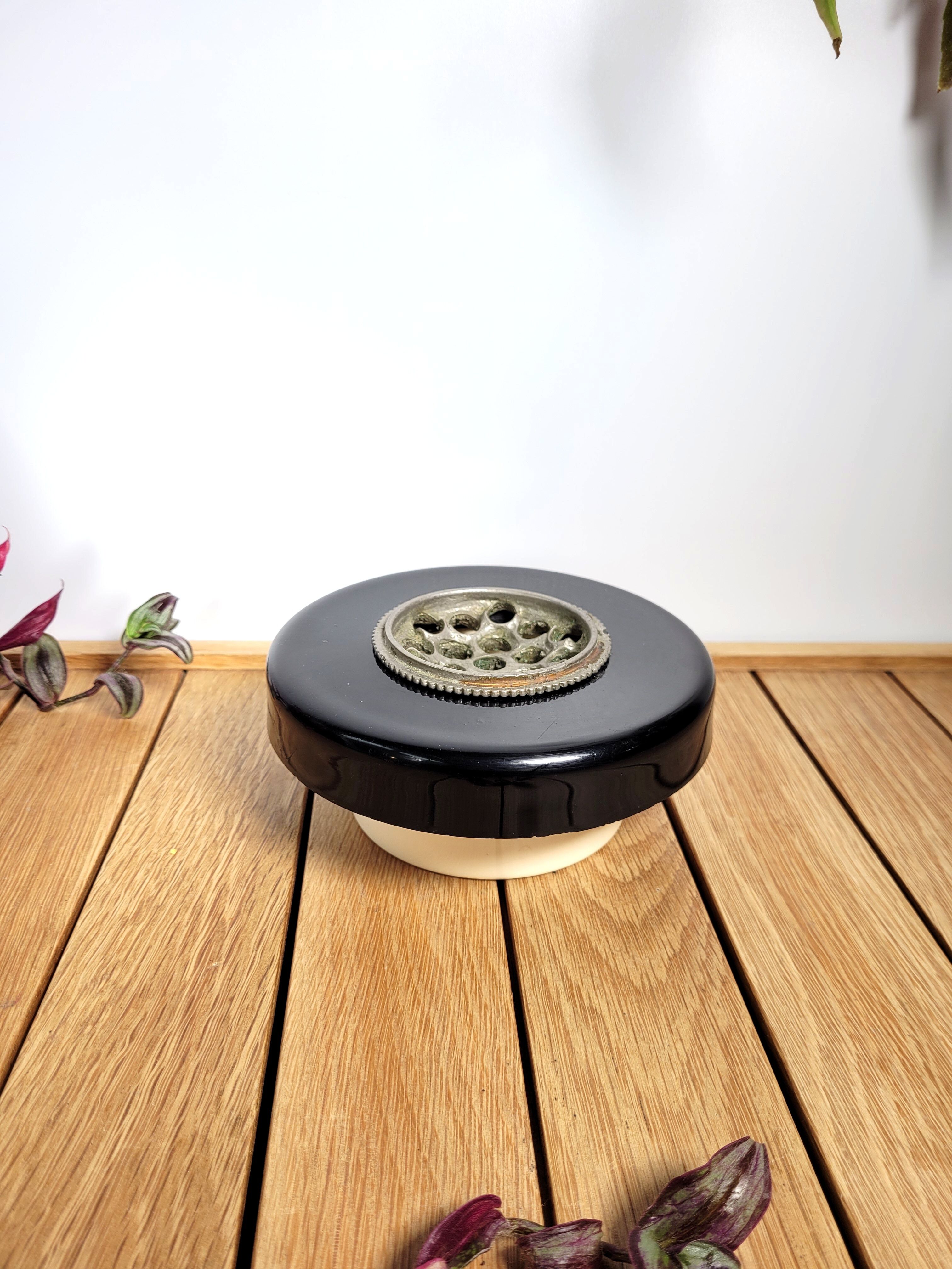 Pique flowers design resin black n white