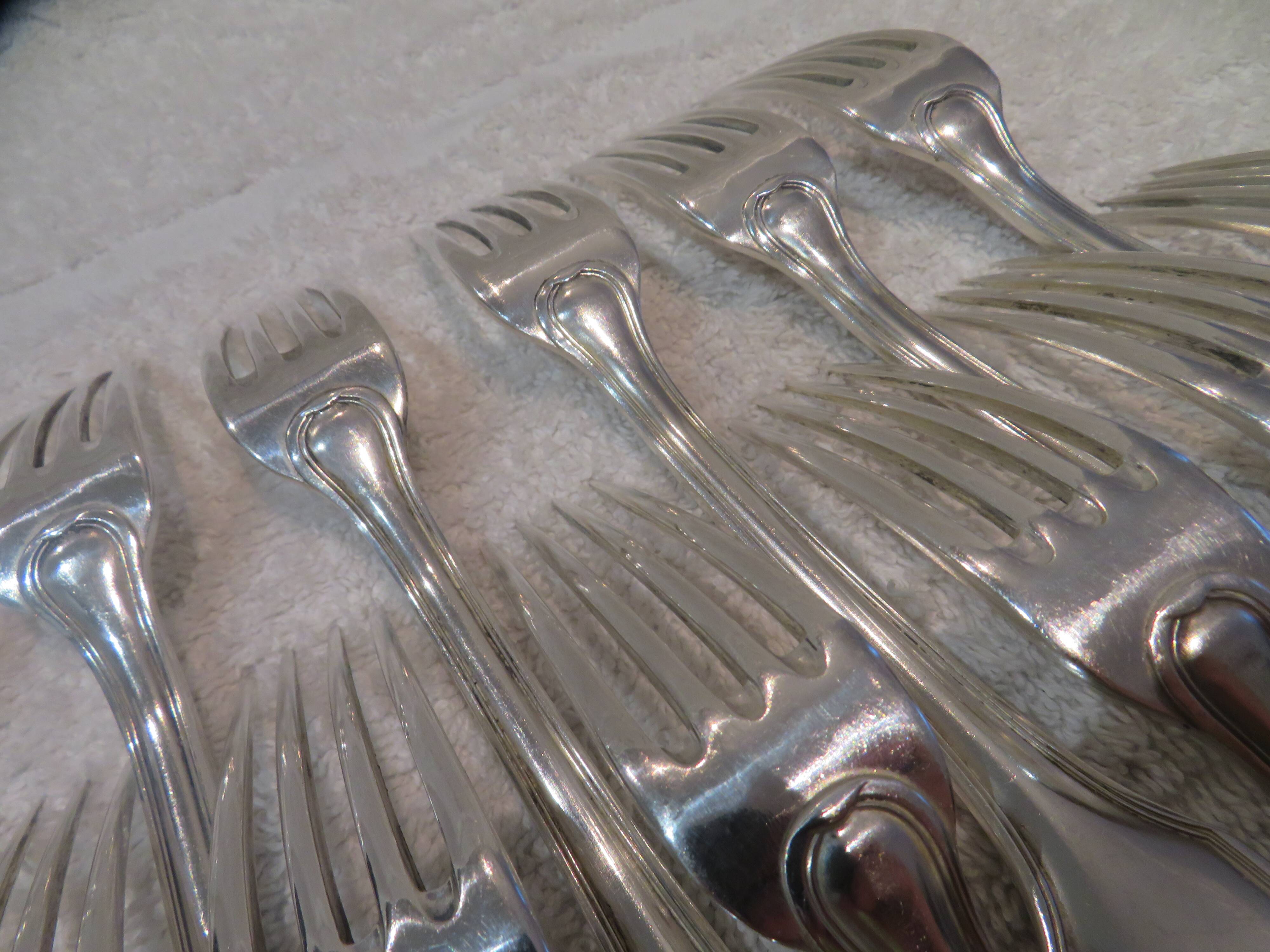 12 silver plated dessert forks, goldsmith Frionnet shell 18.3cm