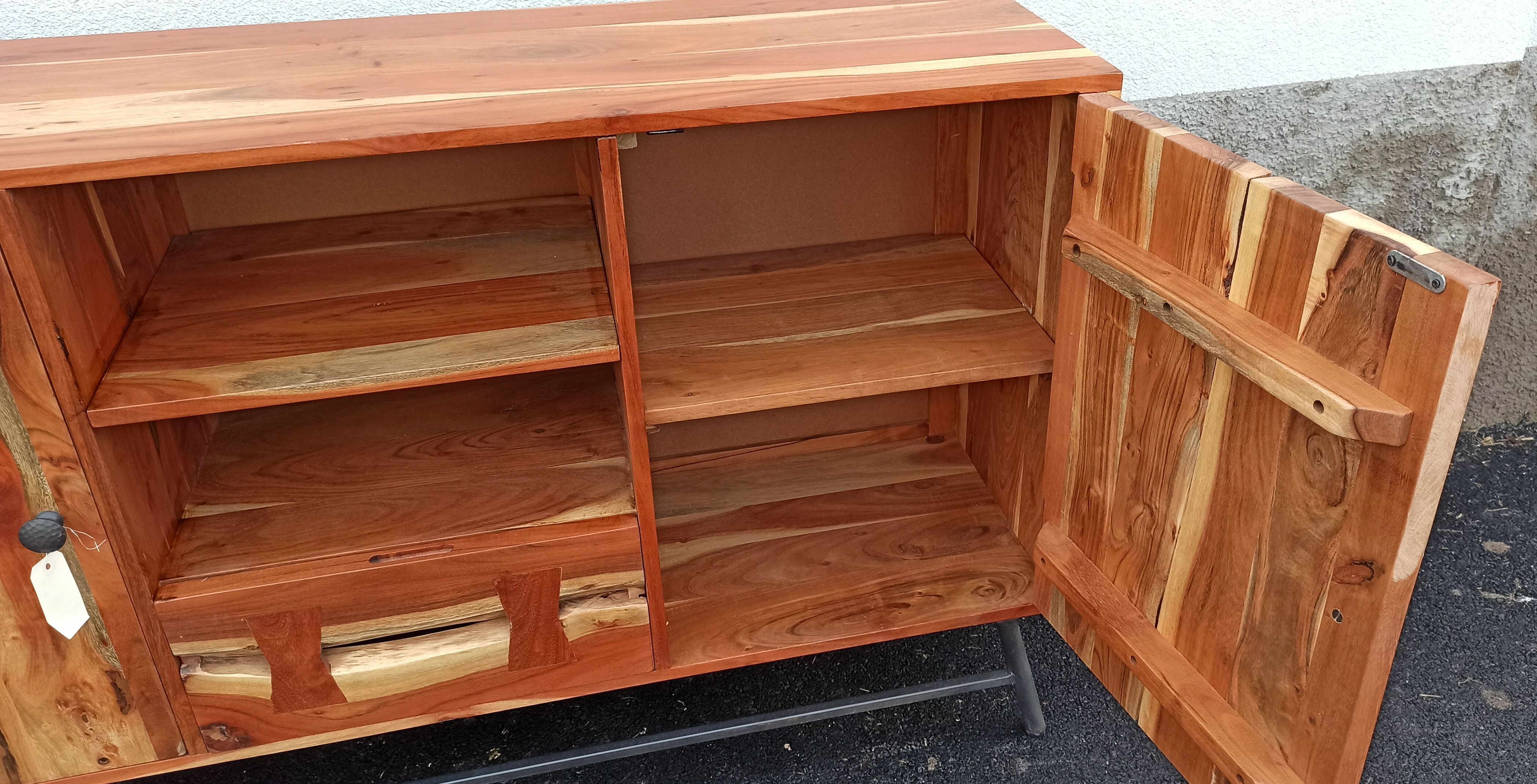 Buffet en bois avec deux portes, un tiroir et deux niches