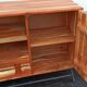 Buffet en bois avec deux portes, un tiroir et deux niches