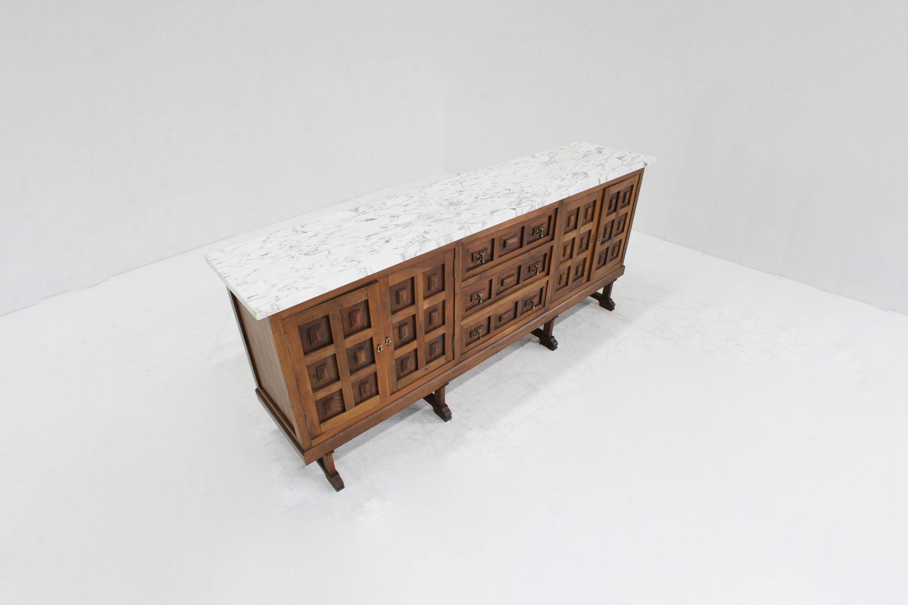 Buffet brutaliste espagnol en bois massif et marbre