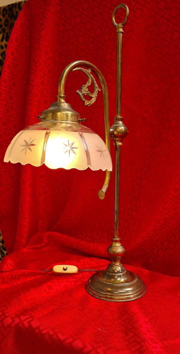 grande lampe 1900 laiton et abat jour verre  taillé  et opaque ,53x25 elec d origine ,