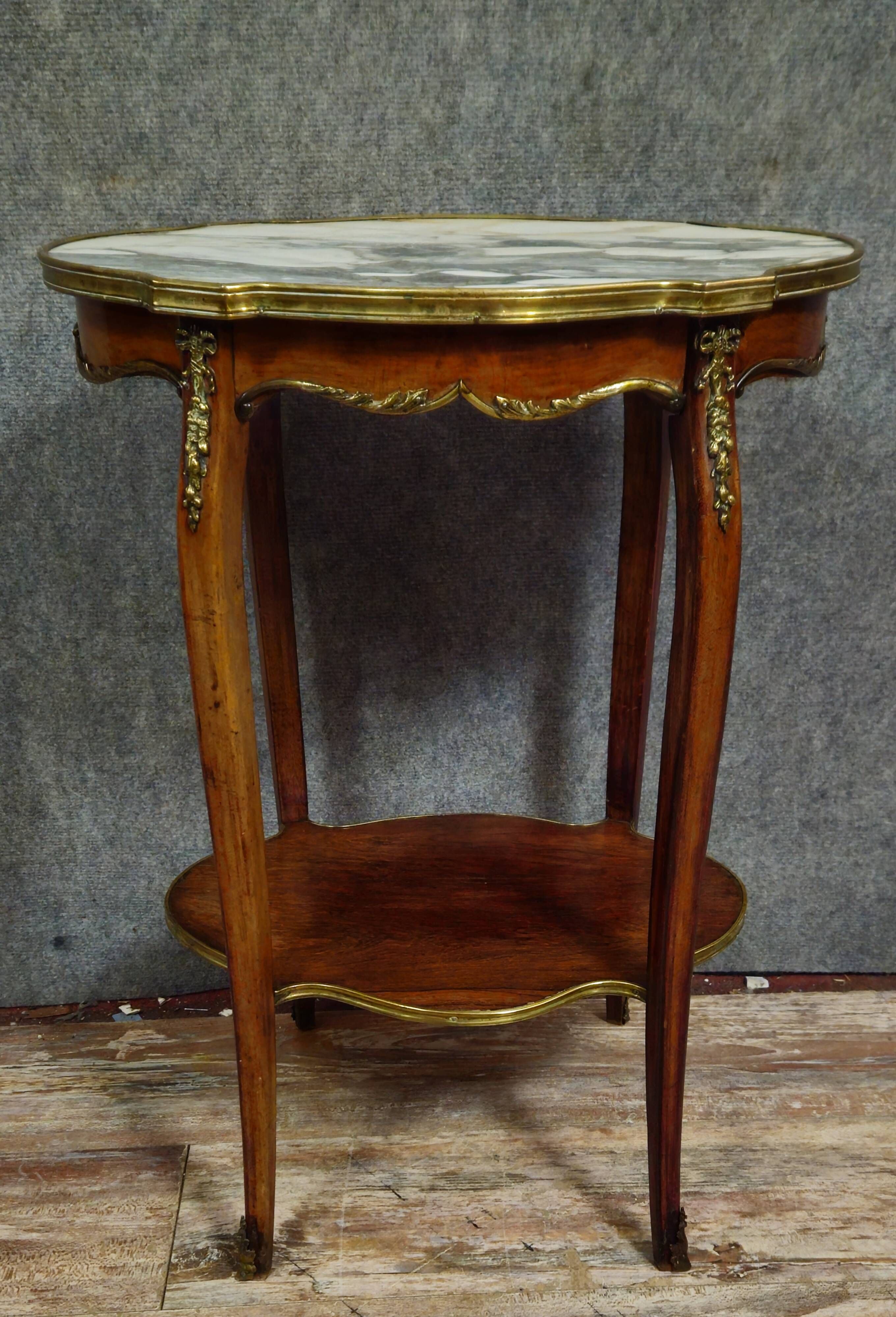 Display table - Louis XV style side table, finely crafted in mahogany.
