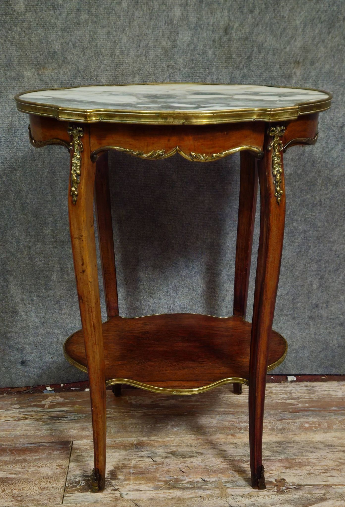 Table d'apparat - guéridon de style Louis XV, en acajou finement travaillé
