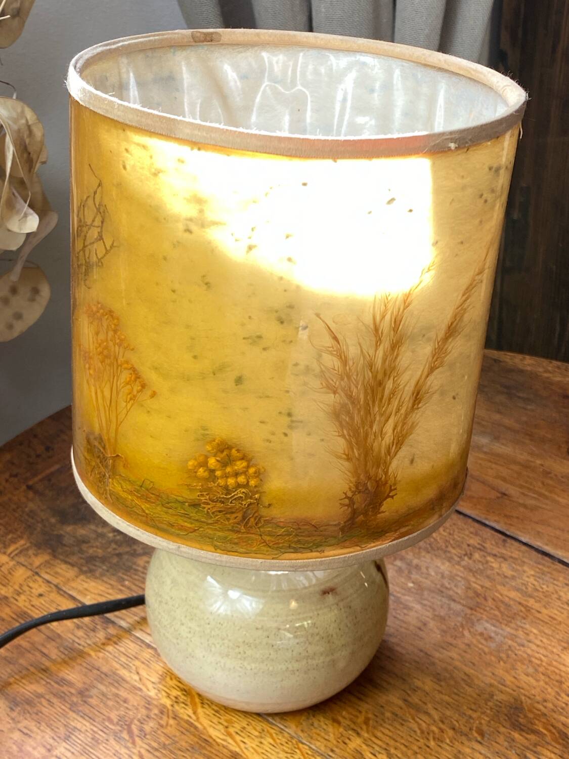 Lampe en grès, abat-jour composé de végétaux, années 70