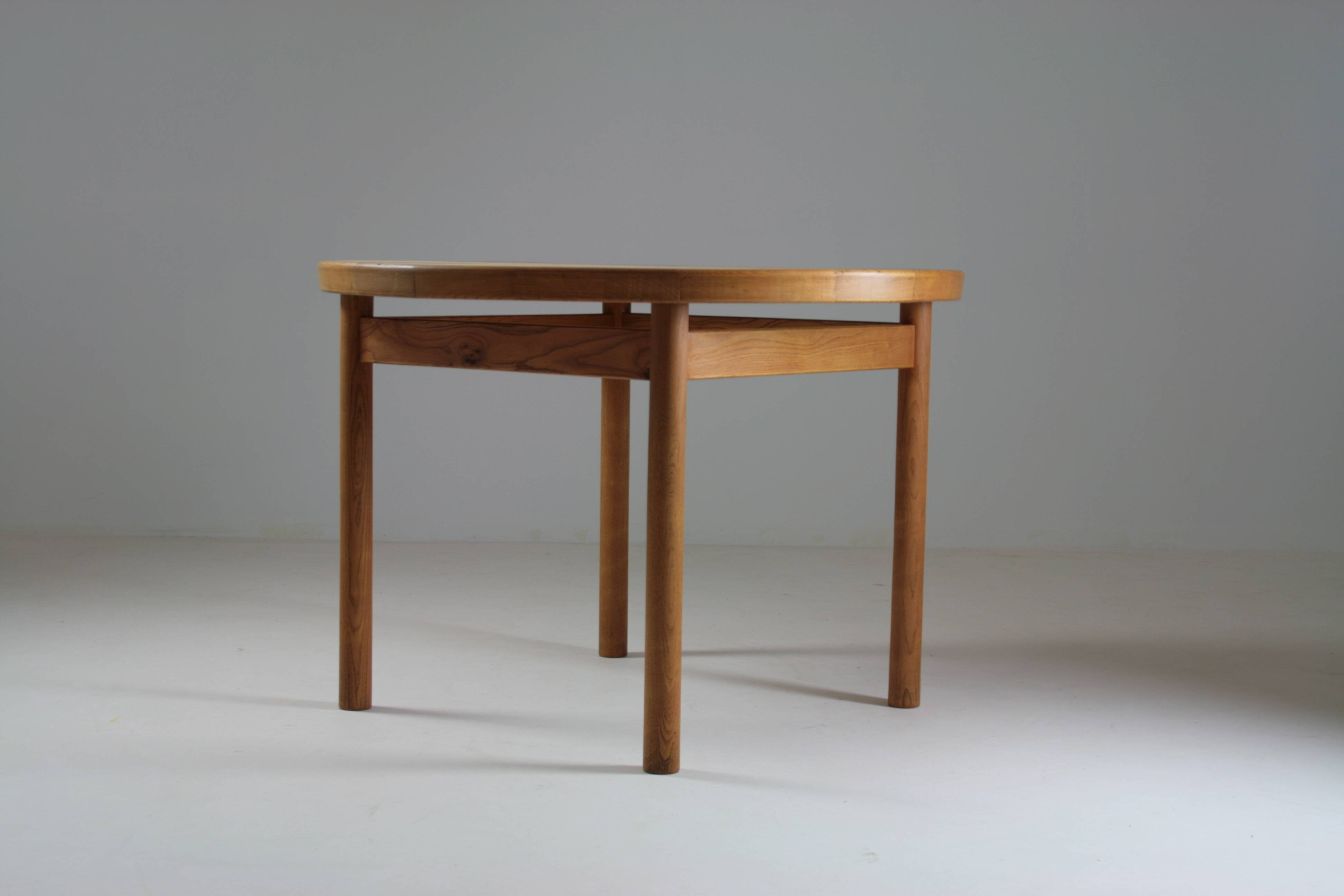 Round table model Dordogne by Robert Sentou, France