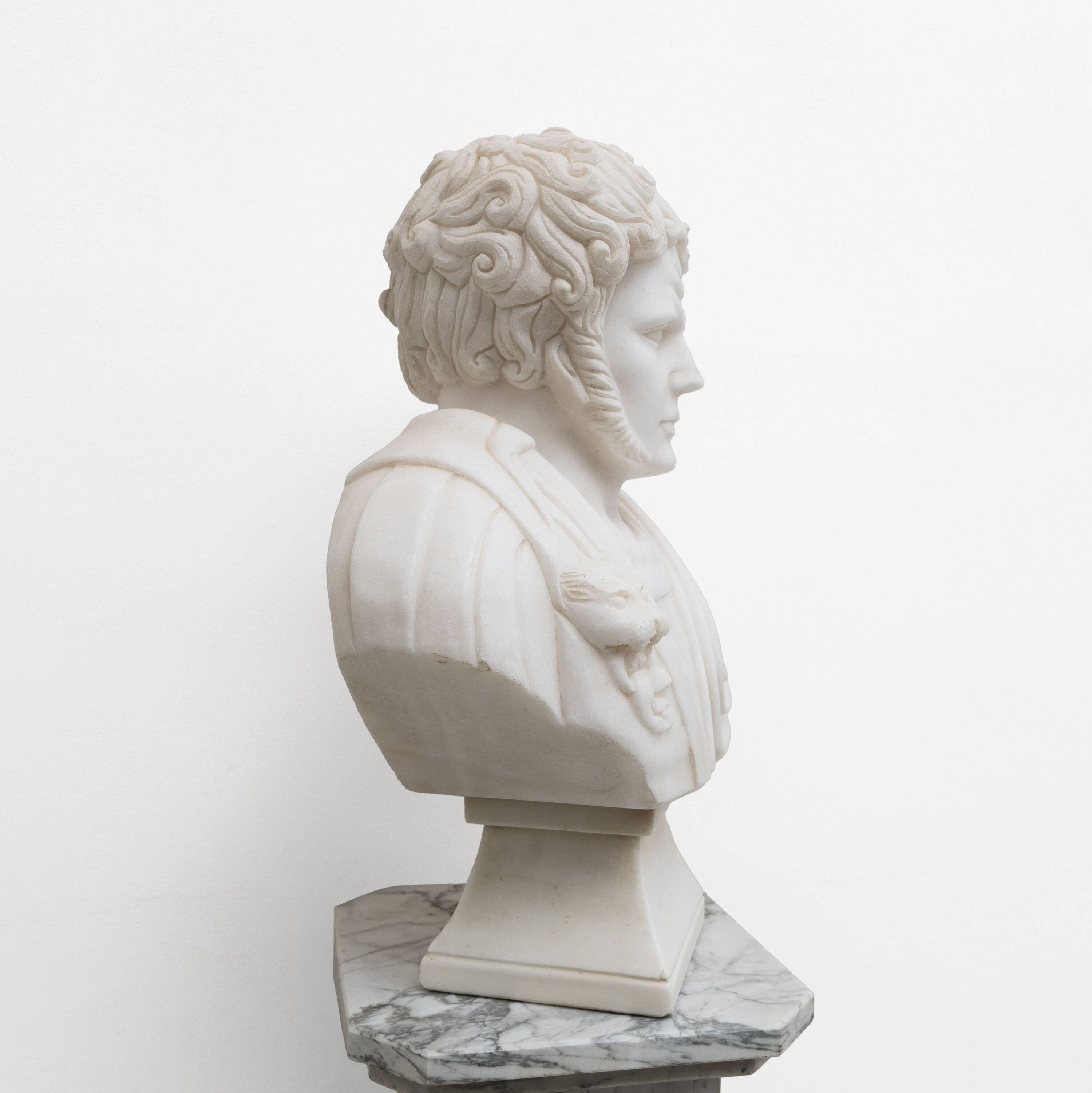 Buste en marbre blanc d'un empereur romain, XXe siècle