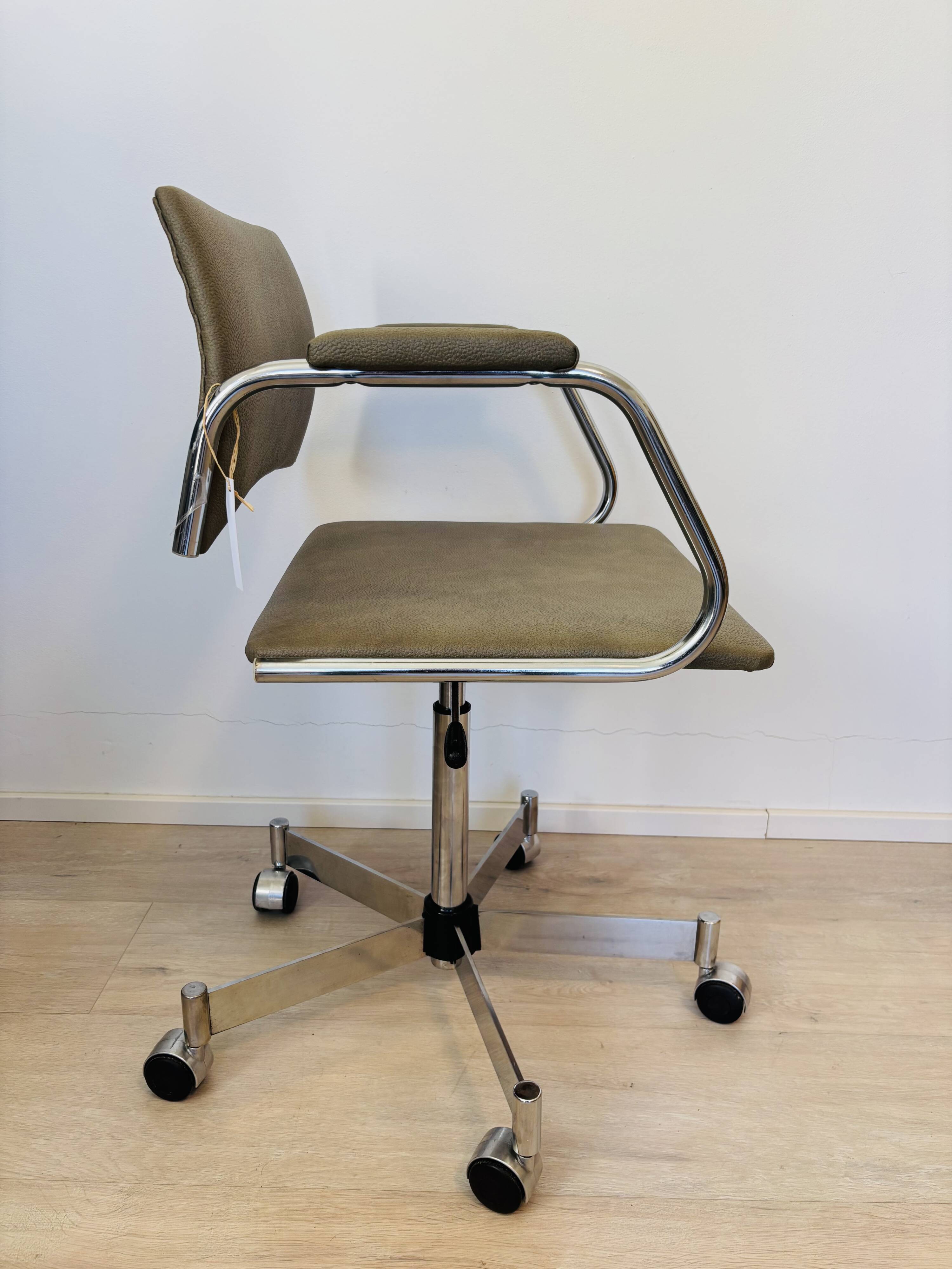 Chaise de bureau vintage kaki par Kovona K-380, Tchécoslovaquie années 1970.
