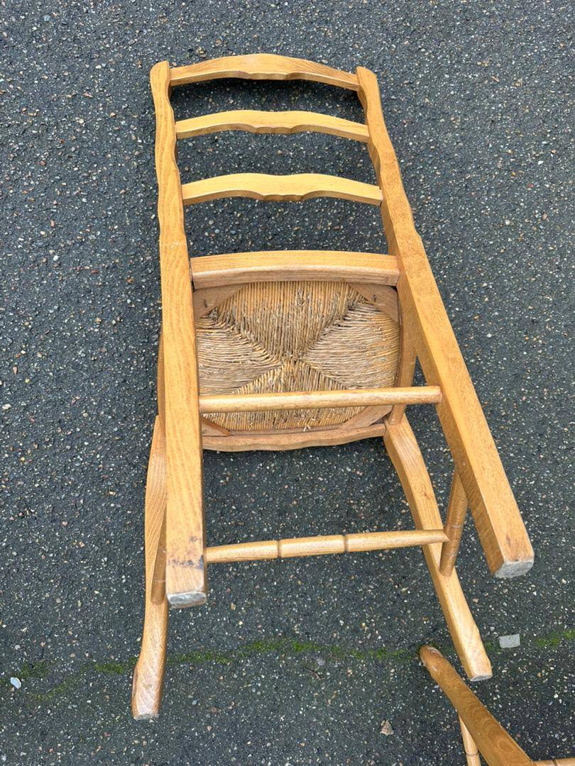 2 solid wood and rush-seated chairs in Louis XV style with shell carving from the 20th century.