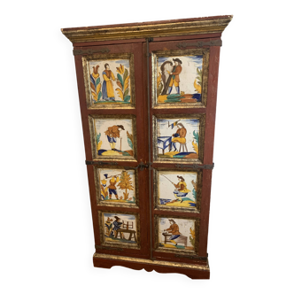 Spanish cabinet with 8 earthenware plates
