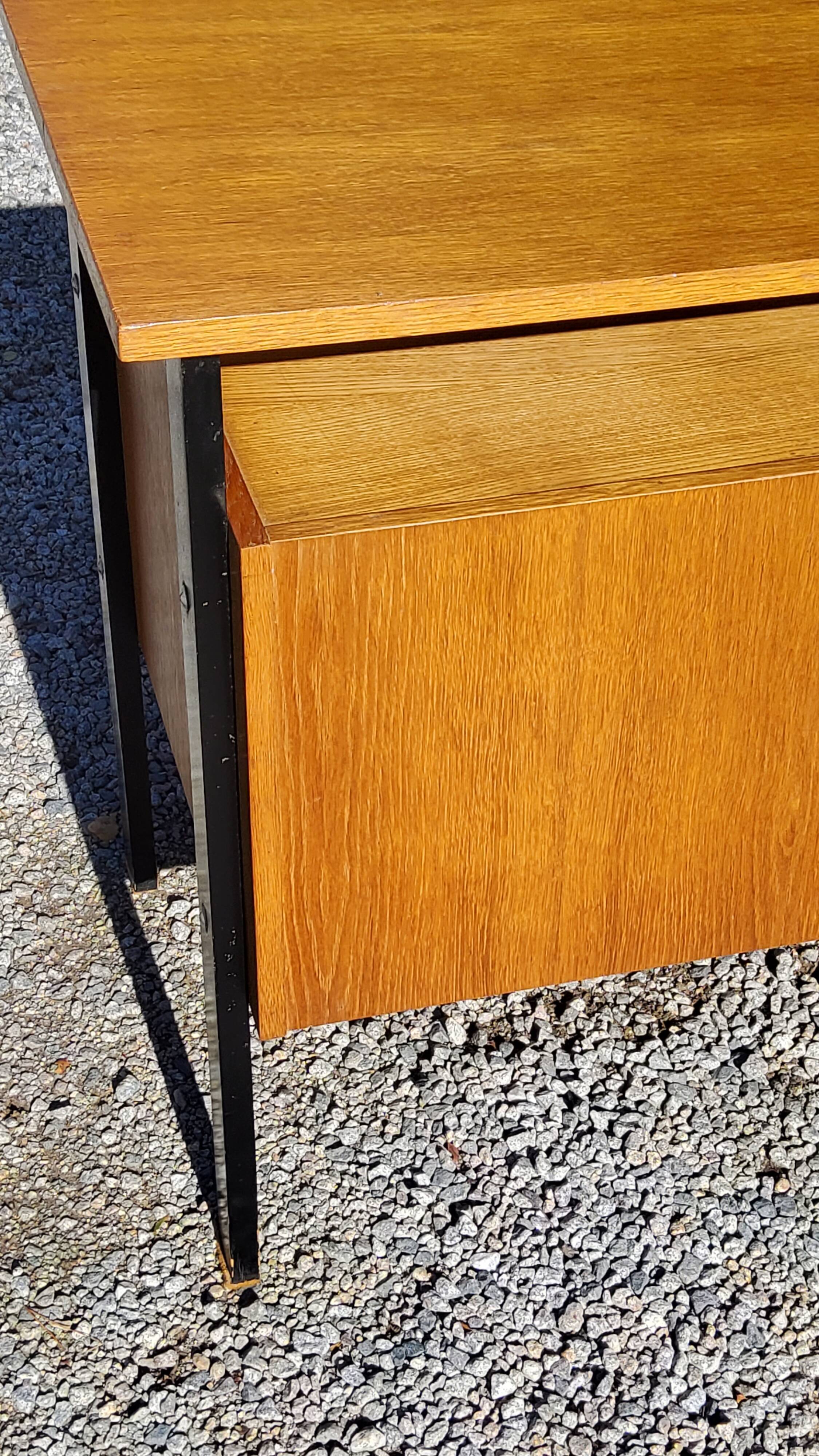 Bureau vintage en chêne blond piètement en bois noirci des années 50