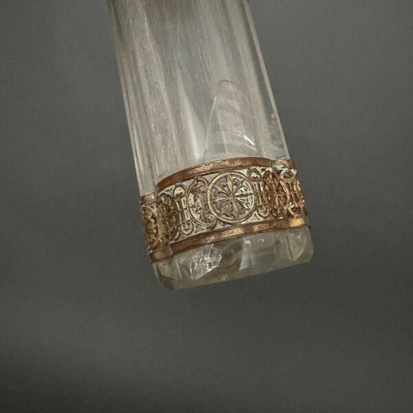 Vase soliflore 1900 ornementé d'une galerie en laiton style Louis XVI