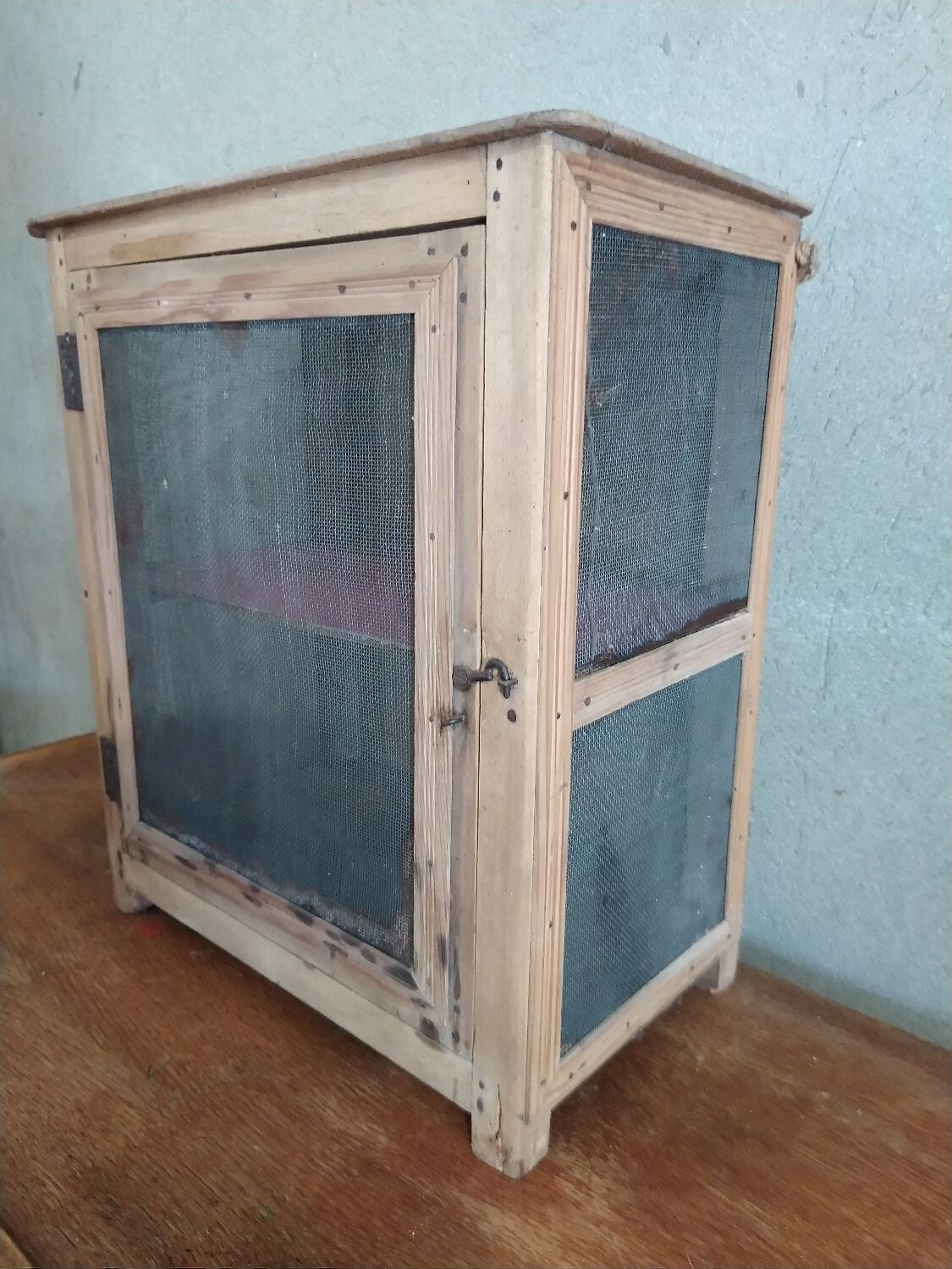 Wall-mounted pantry in vintage mesh wood
