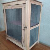 Wall-mounted pantry in vintage mesh wood