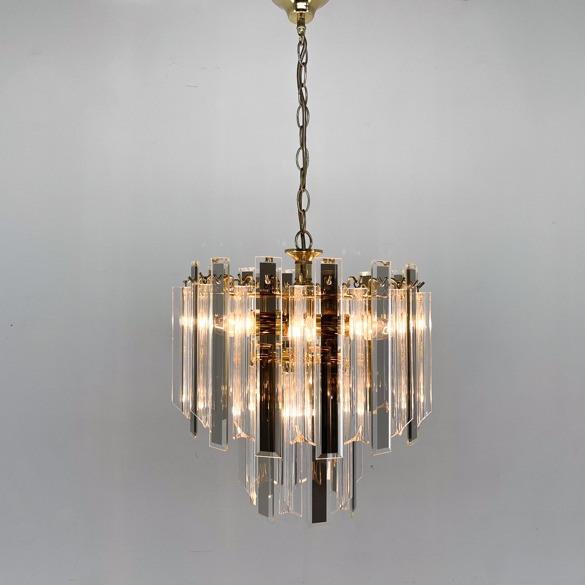 Lustre du milieu du siècle en laiton, verre et lucite, Autriche, années 1970