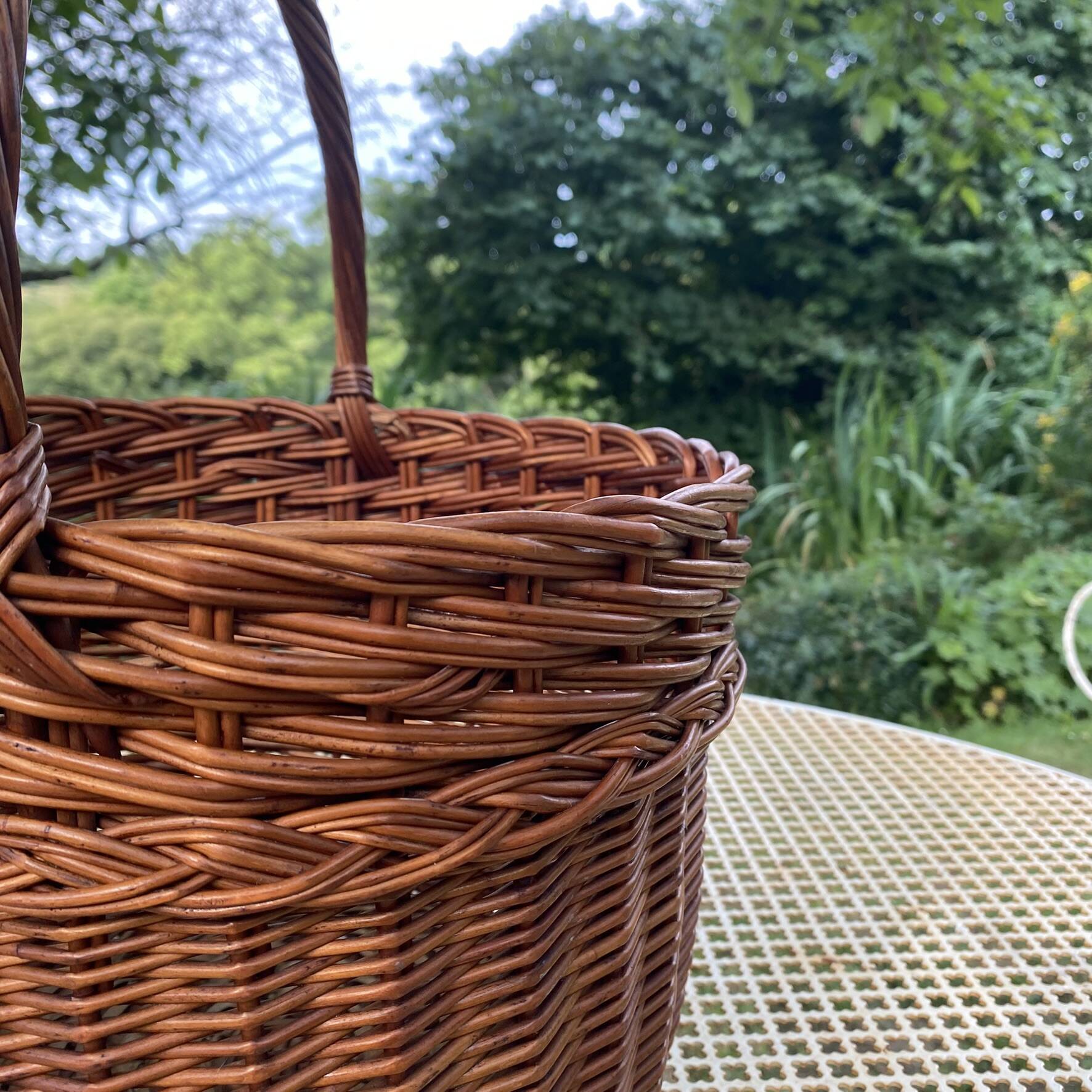 Woven wicker round basket