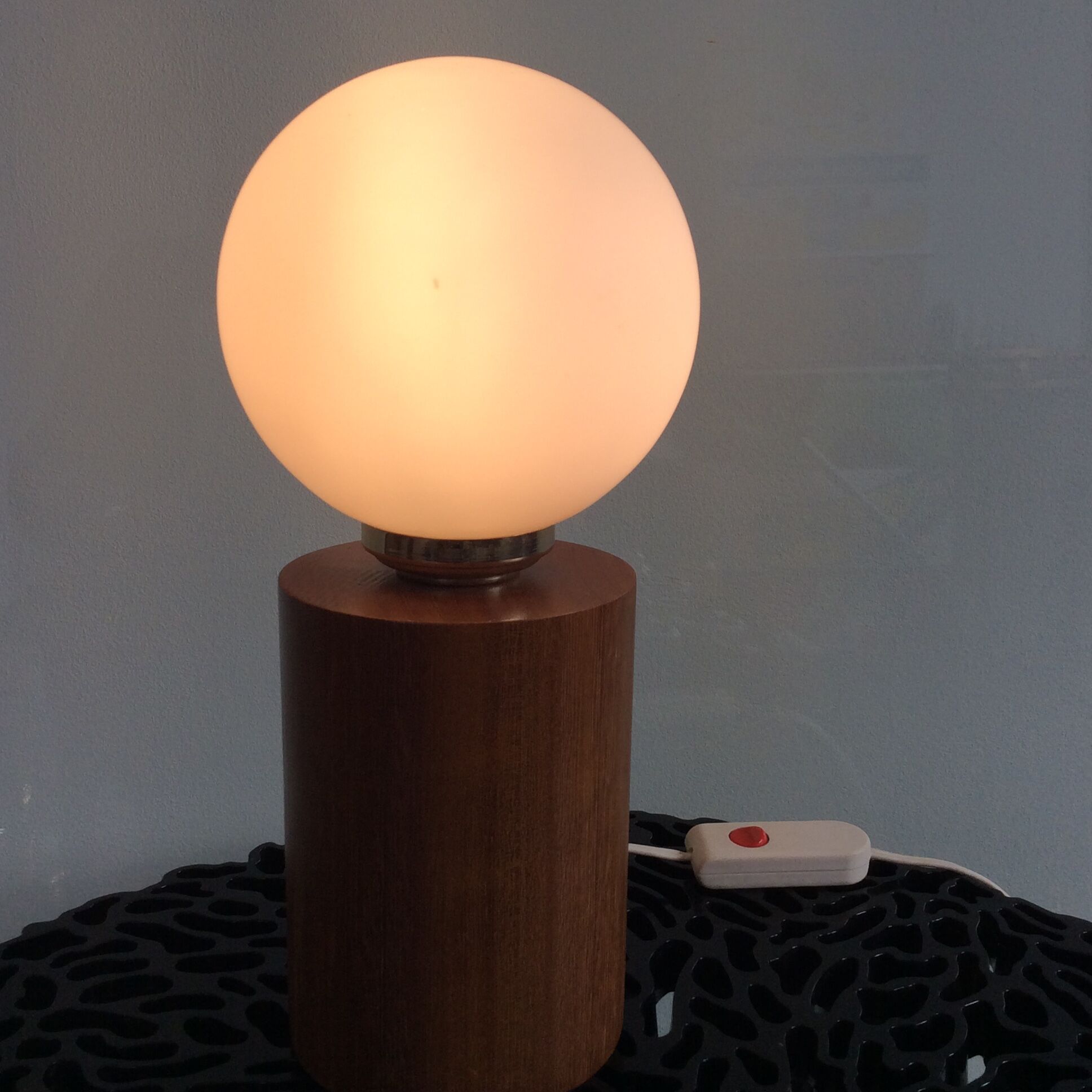 Lampe vintage en bois et globe boule en opaline
