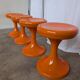 Ensemble de 4 tabourets vintage en forme de champignon “Jurček” par Meblo, orange rétro des années 1960 – Spa