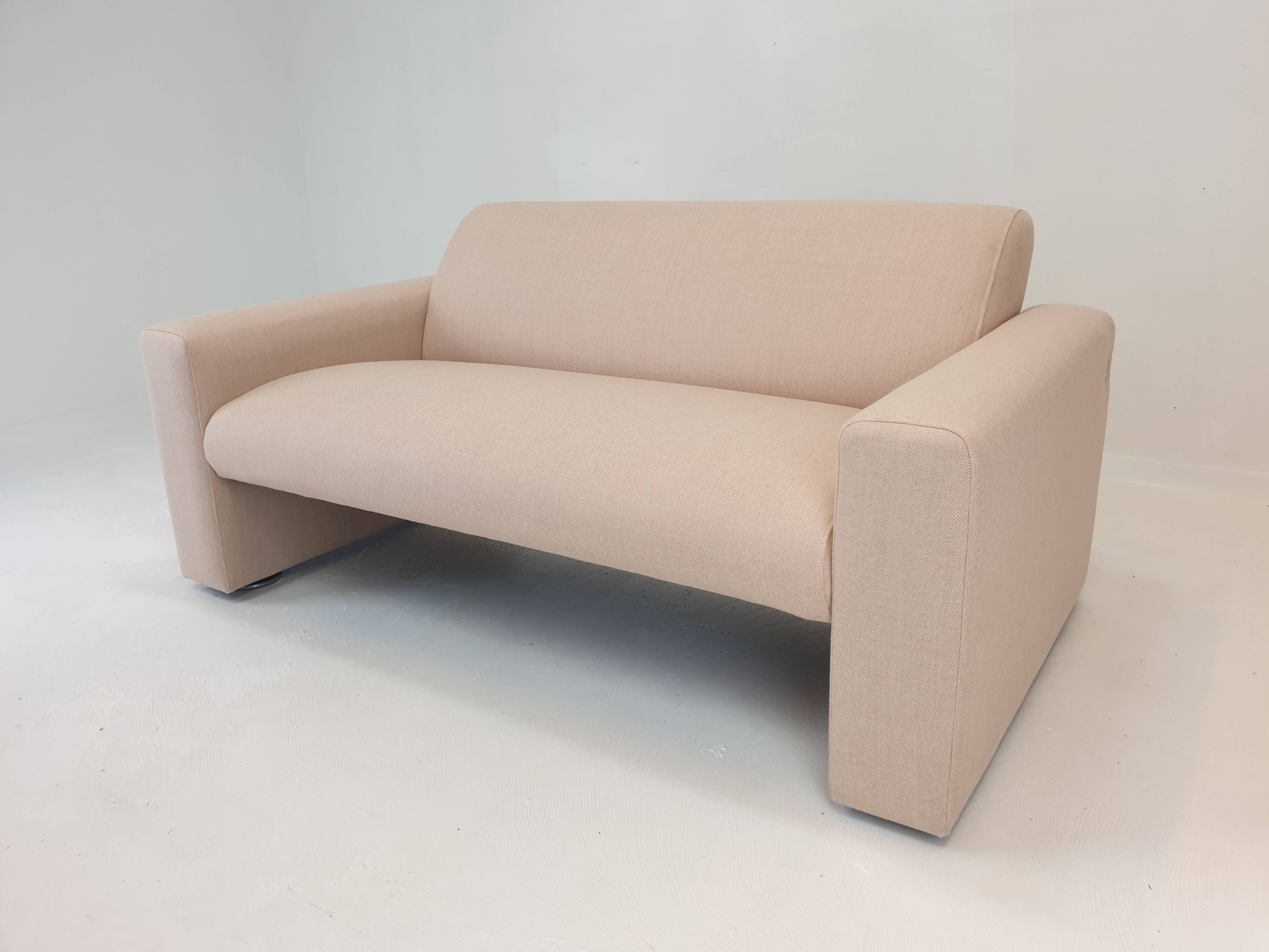 Banc à deux places Artifort Modèle 691, rembourré en laine rose douce, années 1980.