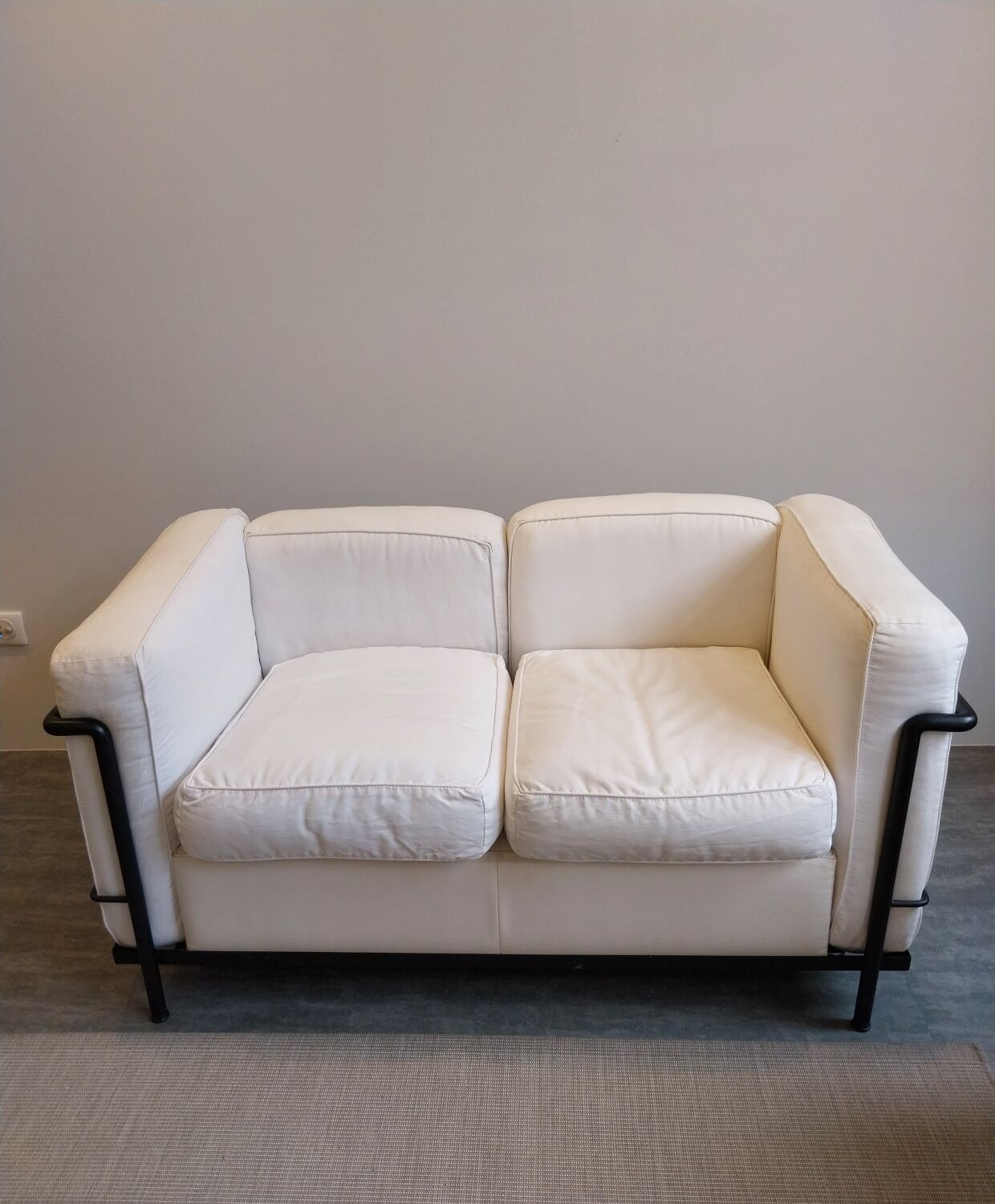 A sofa and two LC2 Cassina armchairs