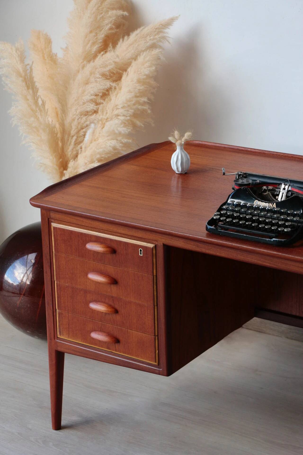 Desk Svend Aage Madsen: Danish Teck & Design (HP Hansen)