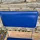 Lot de quatre chaises bleues aux courbes design
