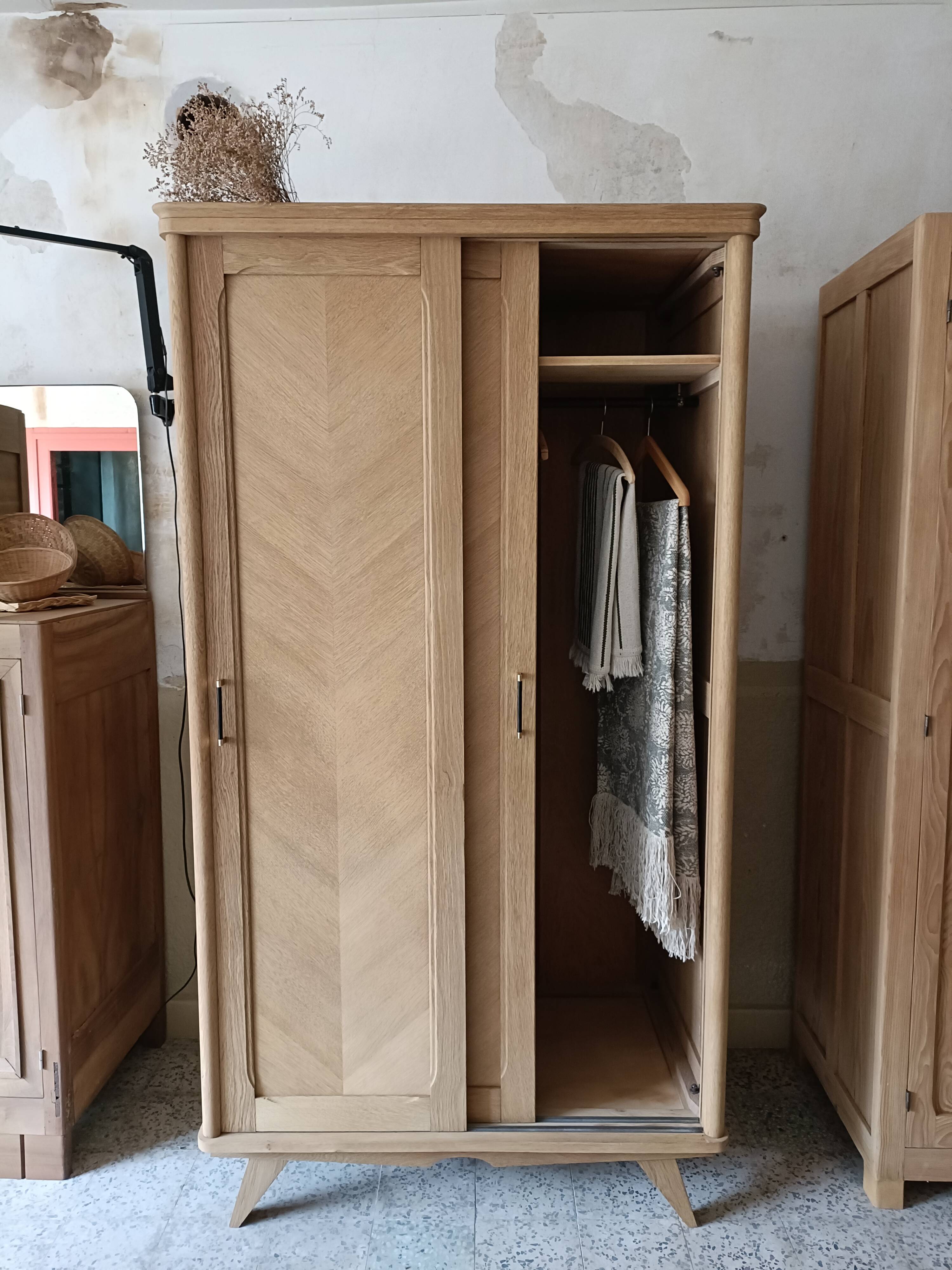 Wardrobe/sliding doors and tapered legs
