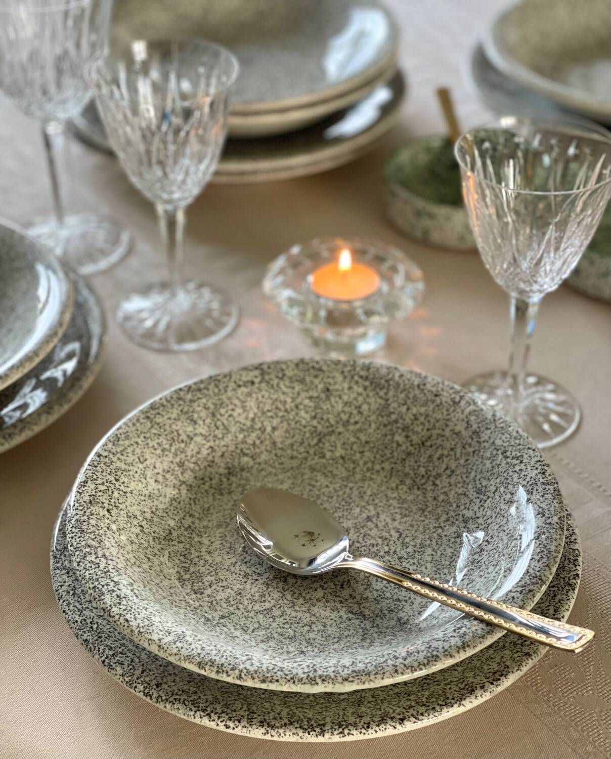 12 speckled ceramic plates.