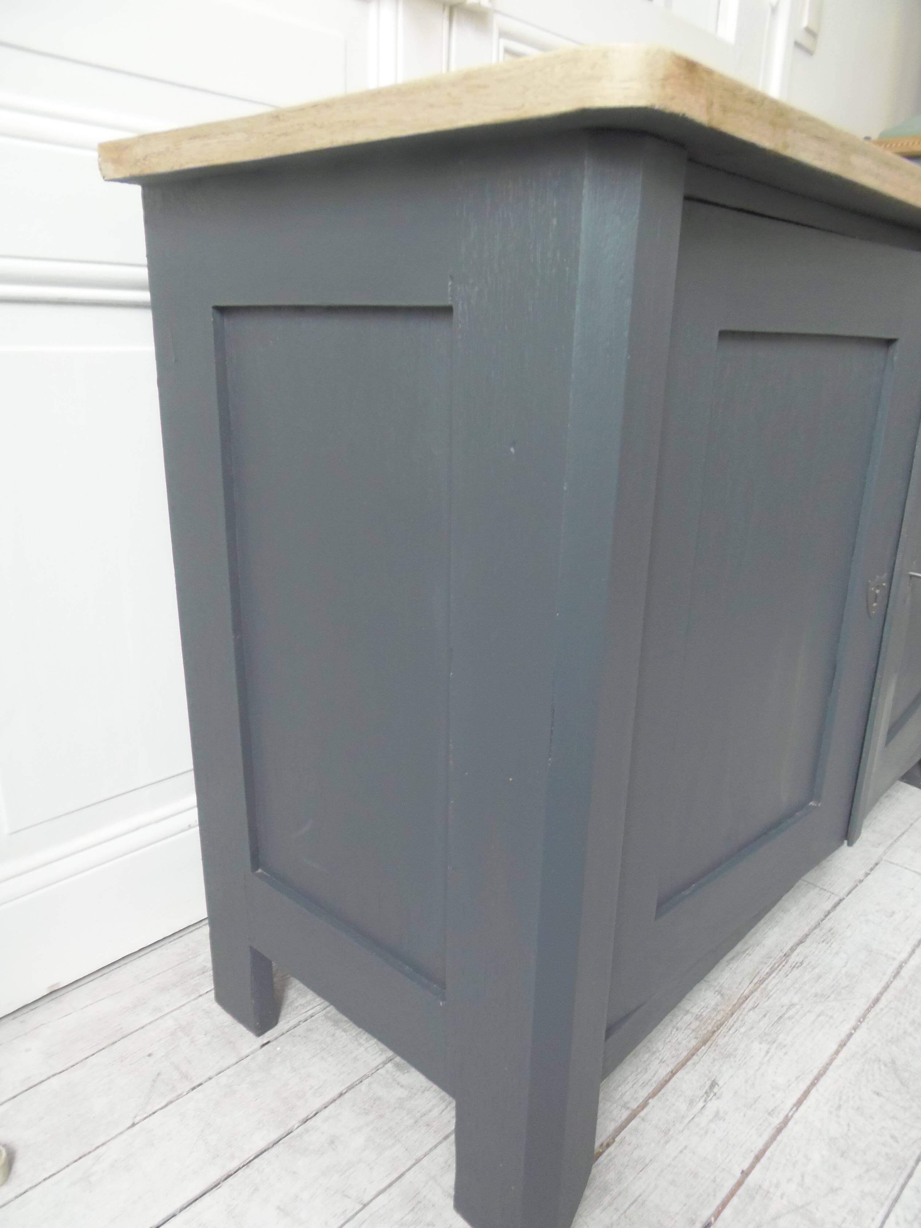 Small low Parisian sideboard re-enchanted in slate gray, medium oak waxed top.