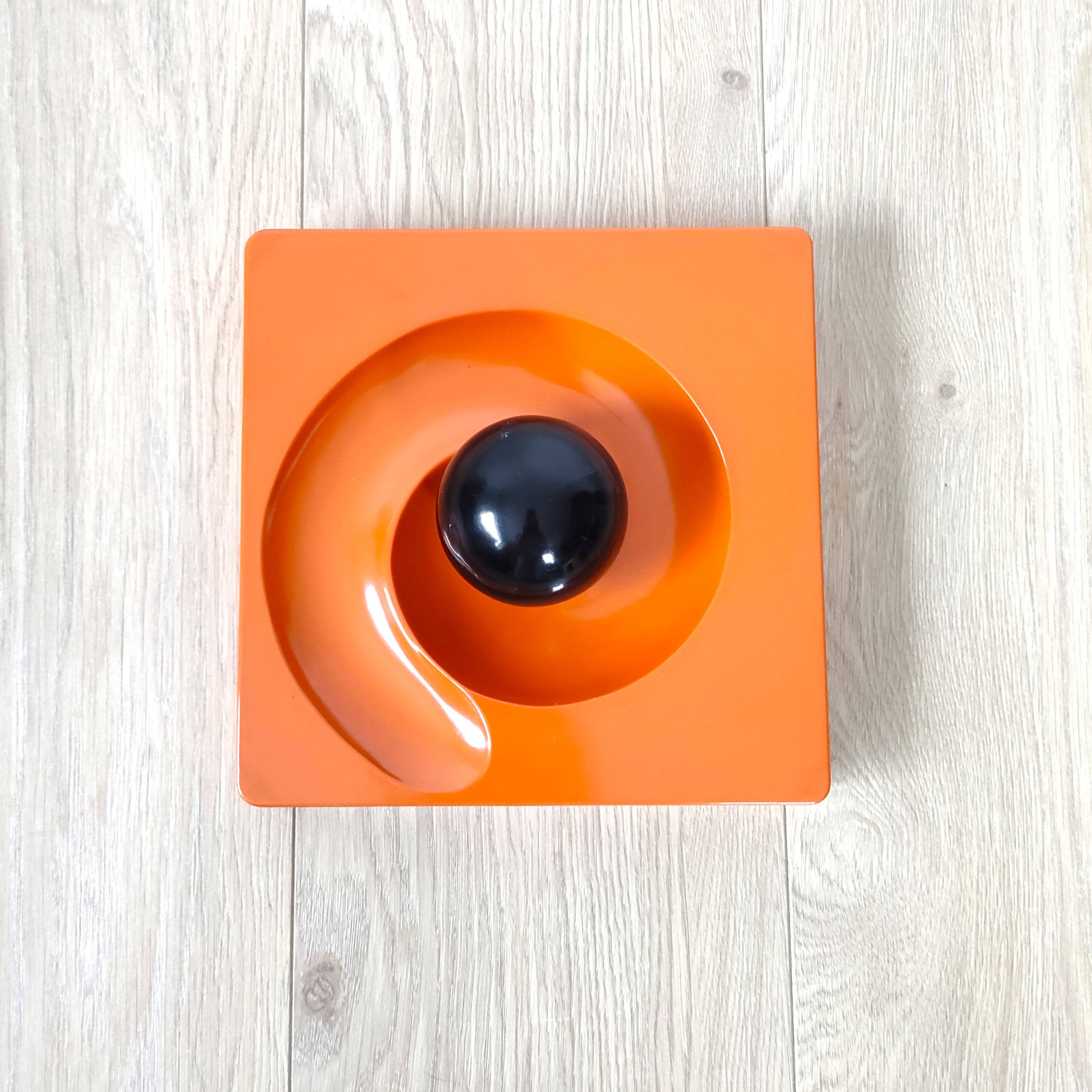 Vintage space age design ashtray by Eleonore Peduzzi Riva - Artemide