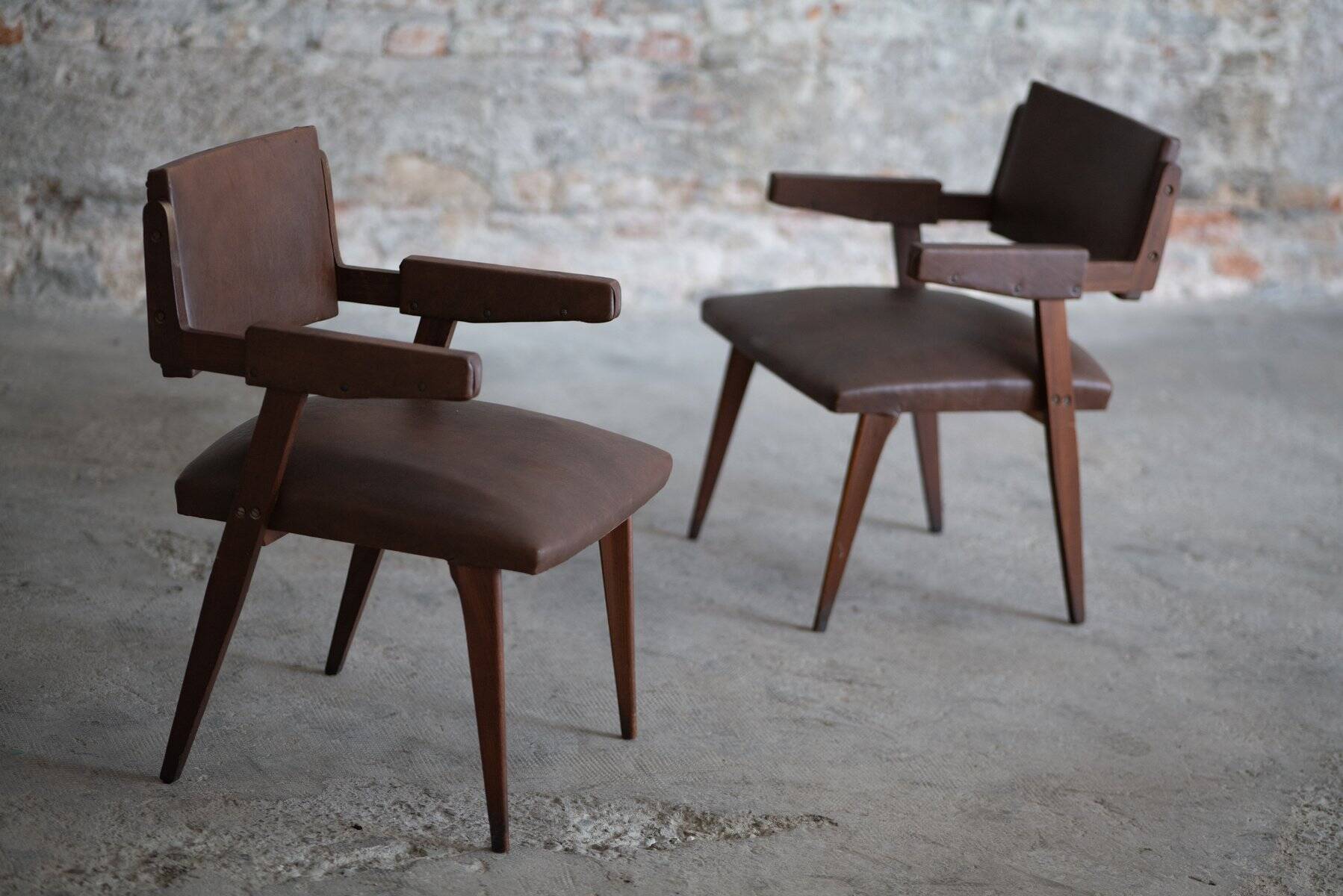 Paire de fauteuils en bois et cuir marron, Italie années 50