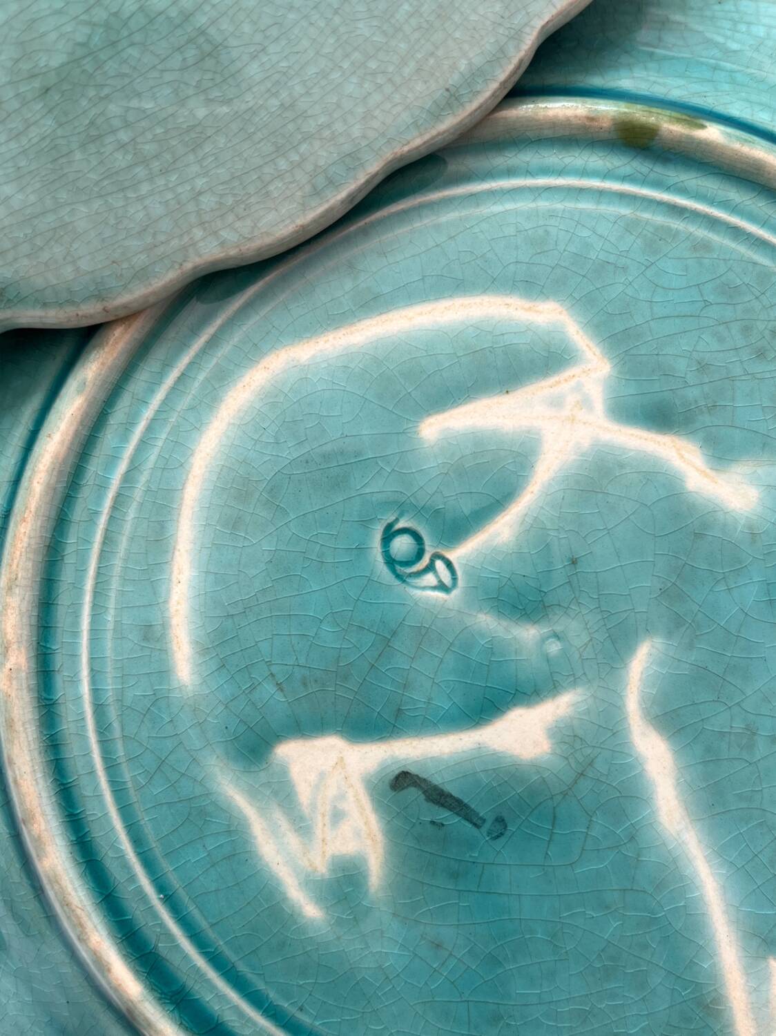 2 assiettes en barbotine oiseaux Onnaing, fin XIXème