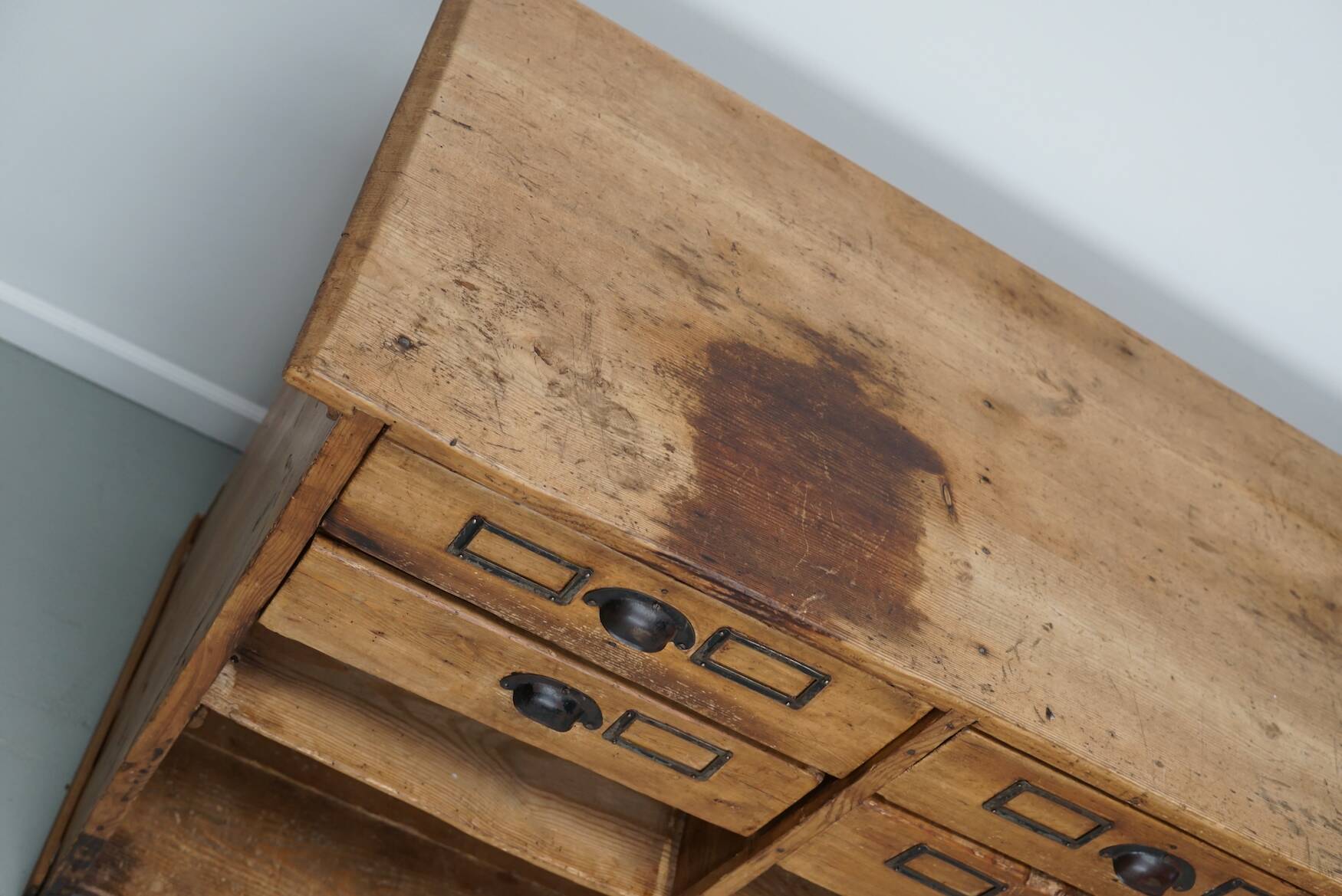 Armoire d'apothicaire / comptoir de magasin rustique en pin allemand vintage, années 1930