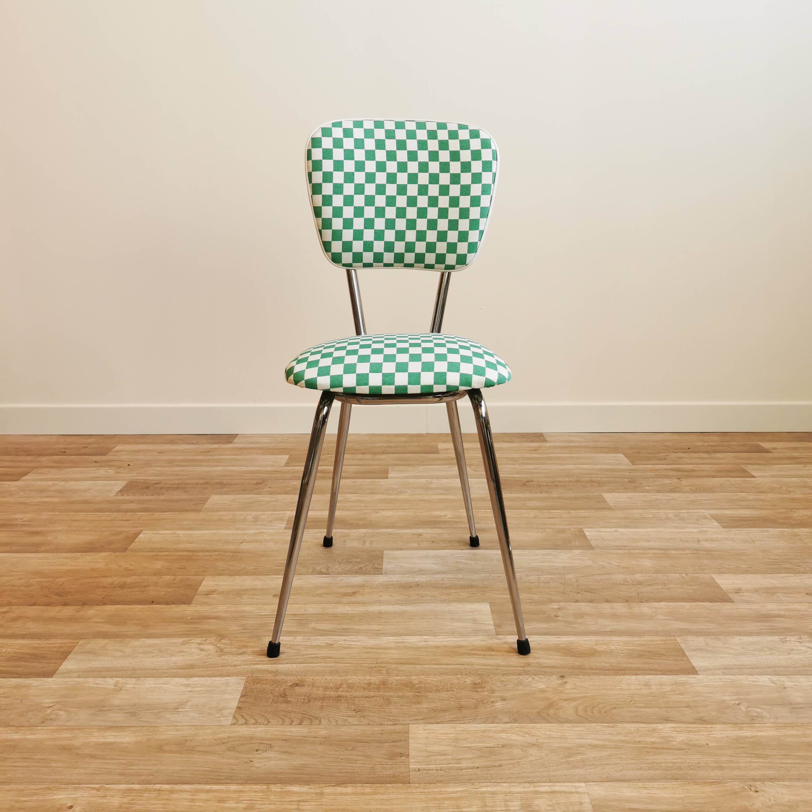 4 chaises vintage retapissées en tissu damier