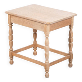 Table d'appoint en chêne par Henning Kjærnulf, Danemark, années 1960.