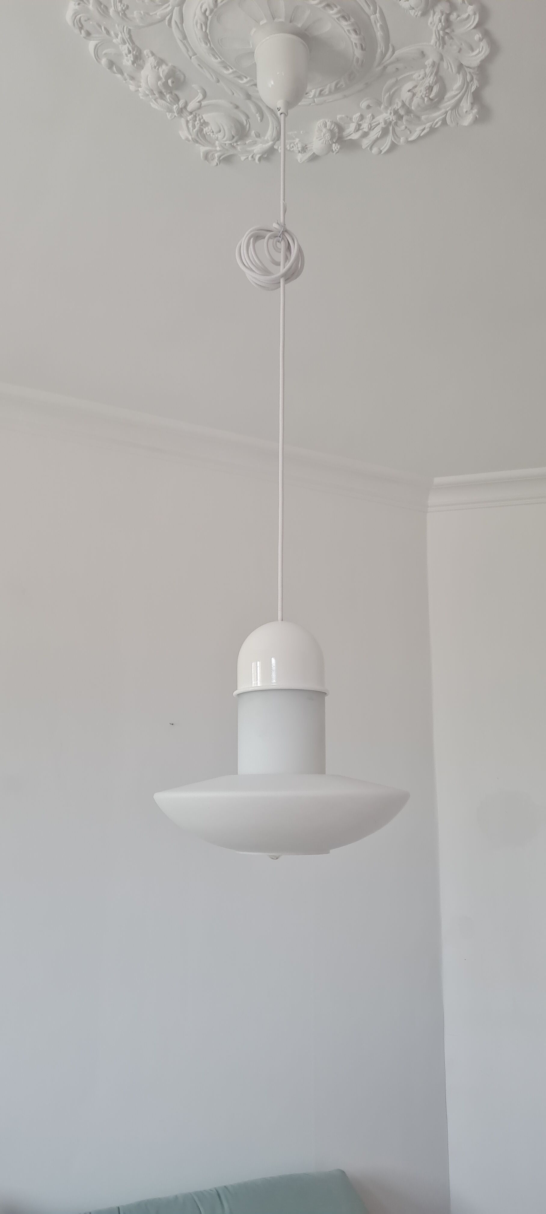 Suspension in white opaline limburg