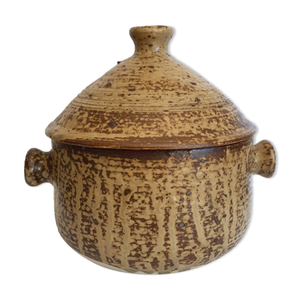 Sandstone soup kitchen by André Bodin La Borne