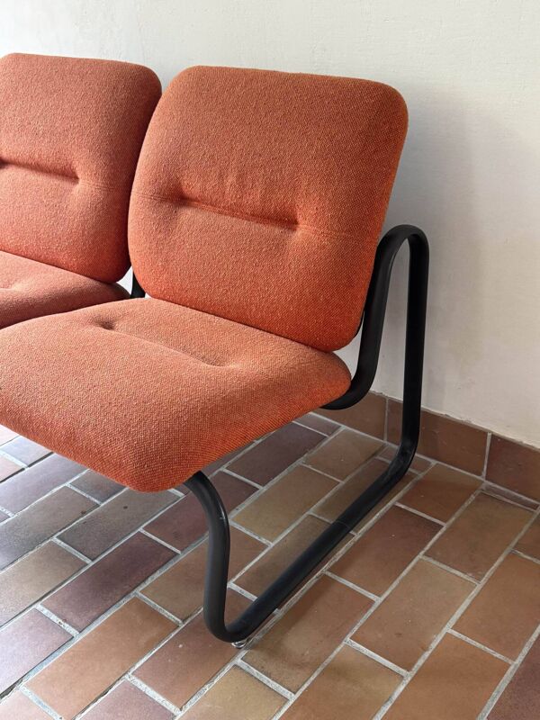 Banquette Strafor 2 places, lainage orange et piétement luge, années 70