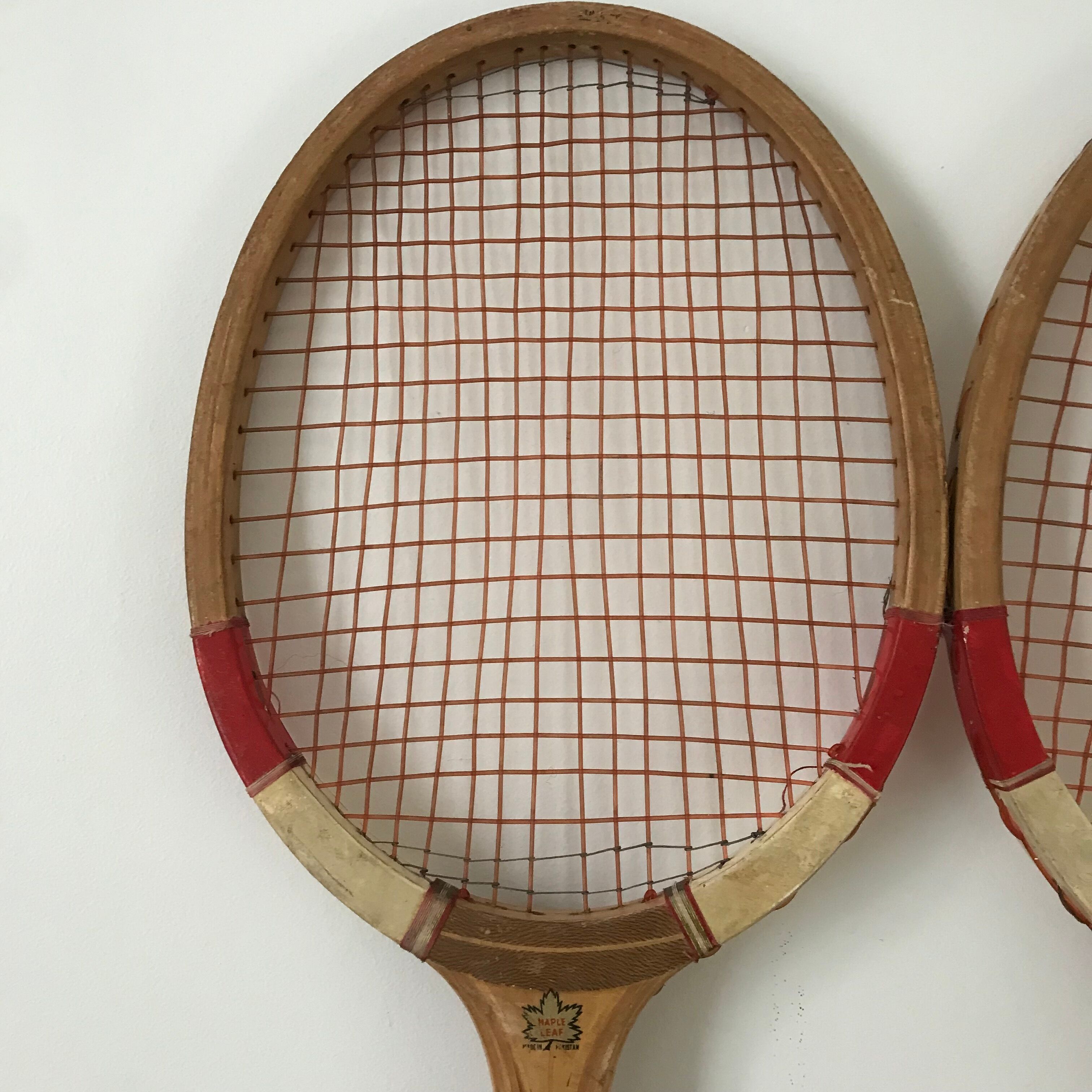 Raquette de tennis vintage en bois brute et rouge Maple Leaf