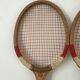 Raquette de tennis vintage en bois brute et rouge Maple Leaf