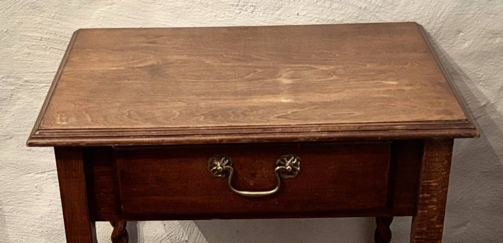 Small vintage side/bedside table from the 1940s – Wood with twisted legs