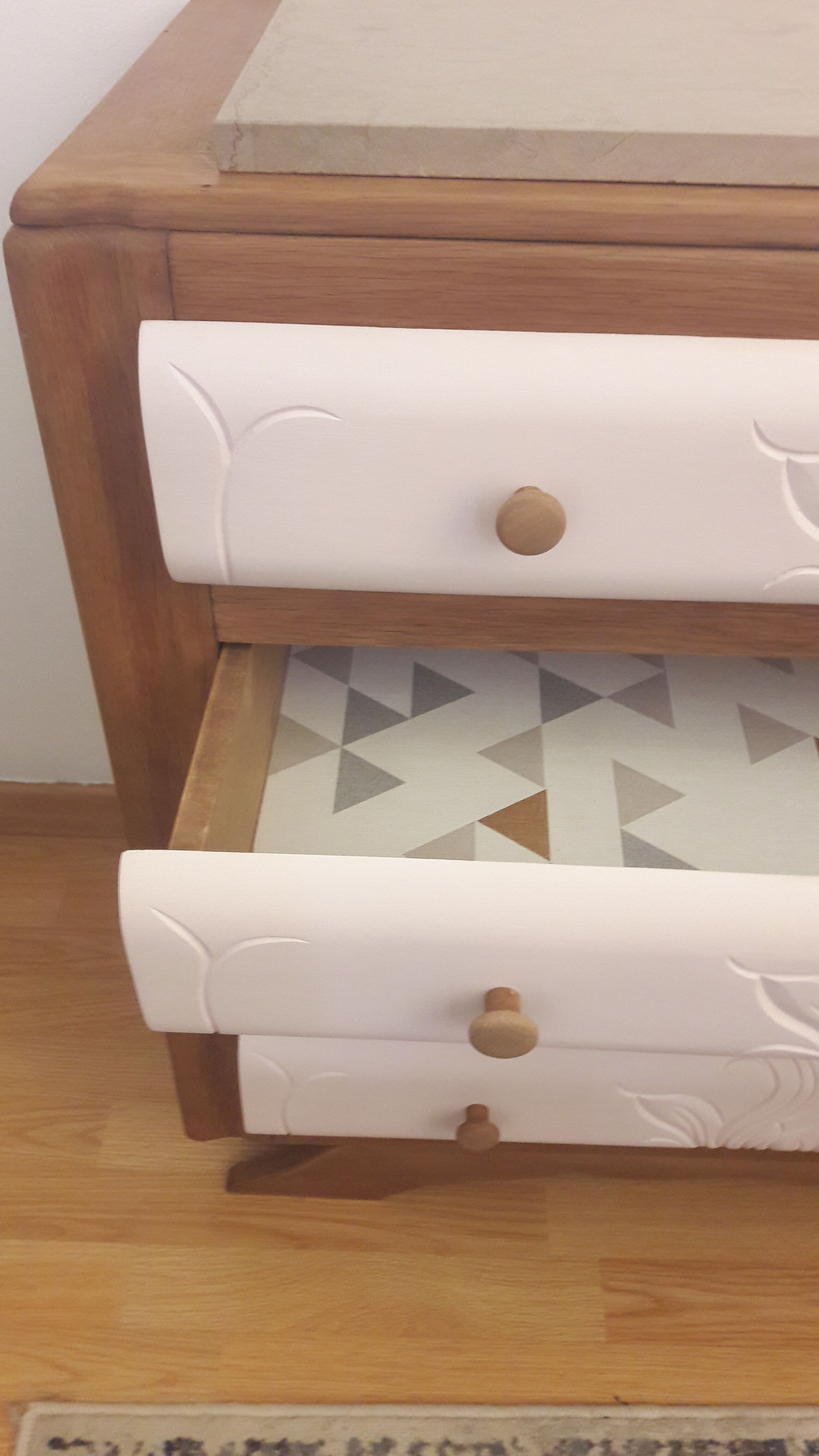 Commode relookée rose poudrée