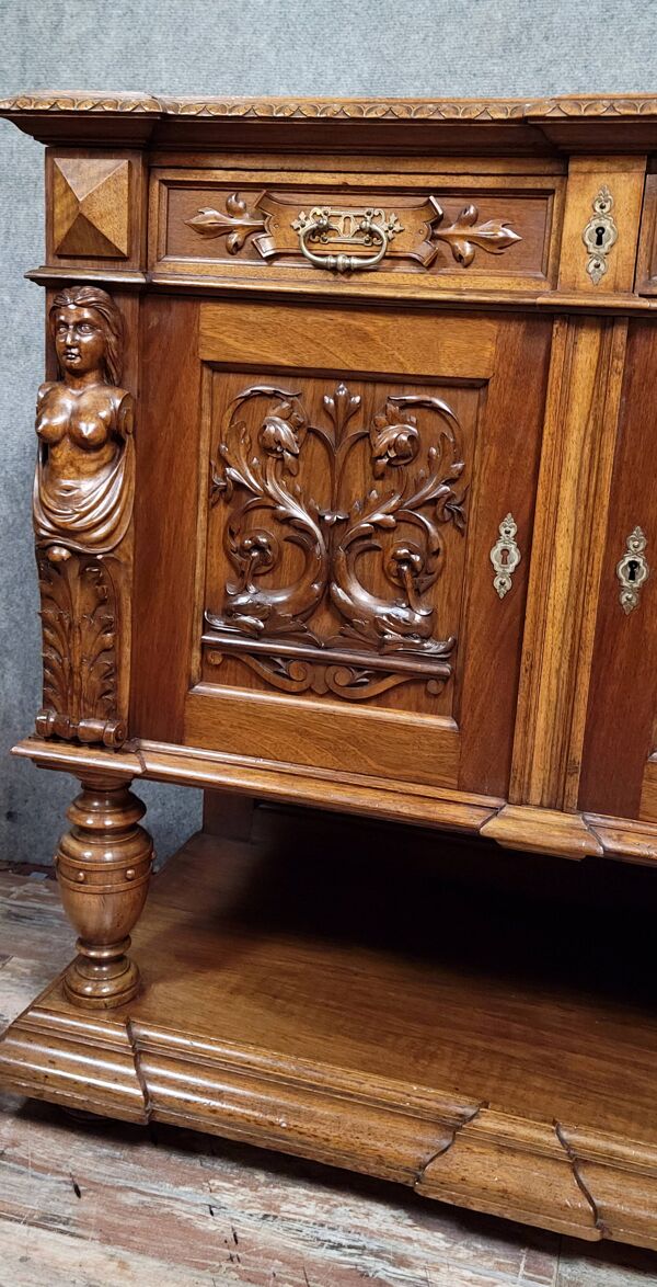 Meuble d’appui Style Renaissance en noyer a fonction dissimulée