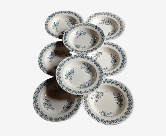 Lot de huit assiettes terre de fer