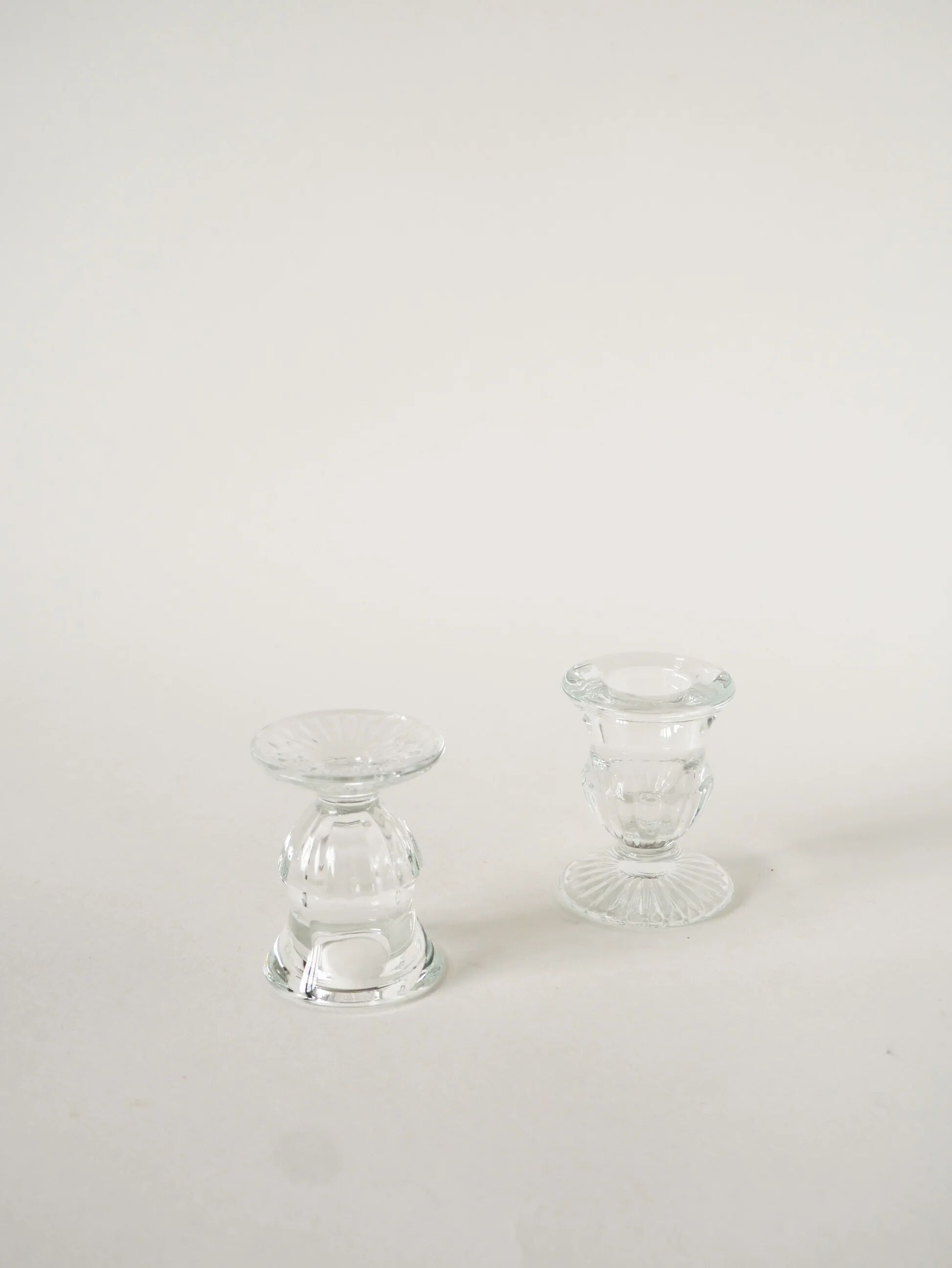 Paire de petits bougeoirs en verre moulé, 1950