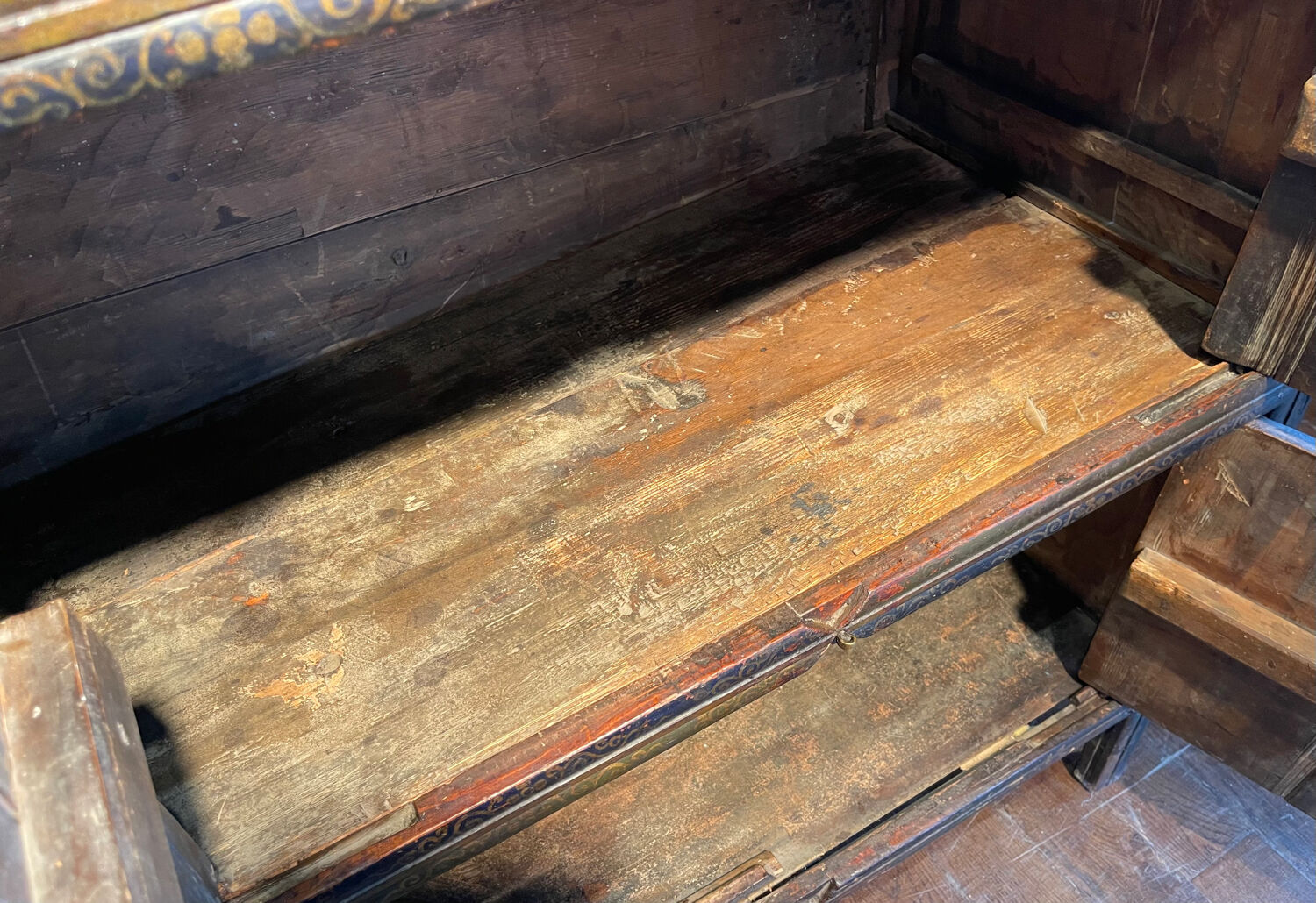 Buffet tibétain 4 portes.